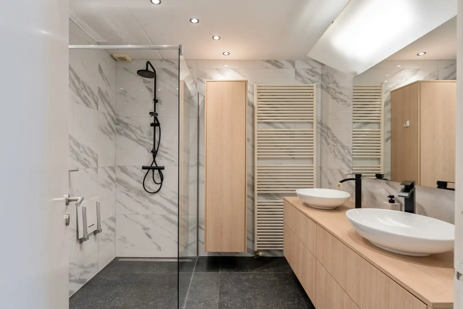 Zeer ruime, goed afgewerkte woning met diverse mogelijkheden nabij het centrum van Maaseik! foto 18