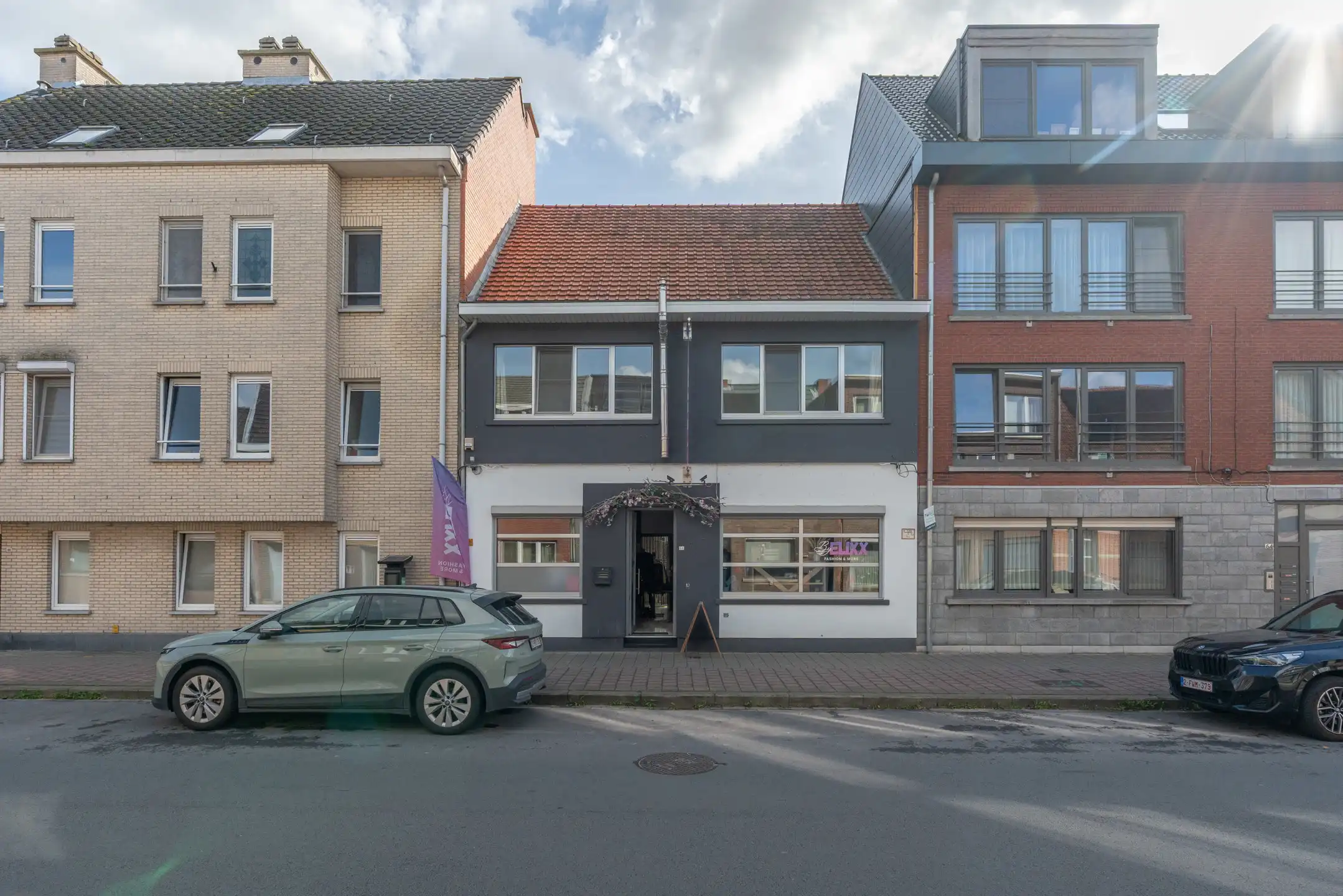 Voormalige winkel met garage, mogelijkheid tot 3 slpk woning foto {{pictureIndex}}