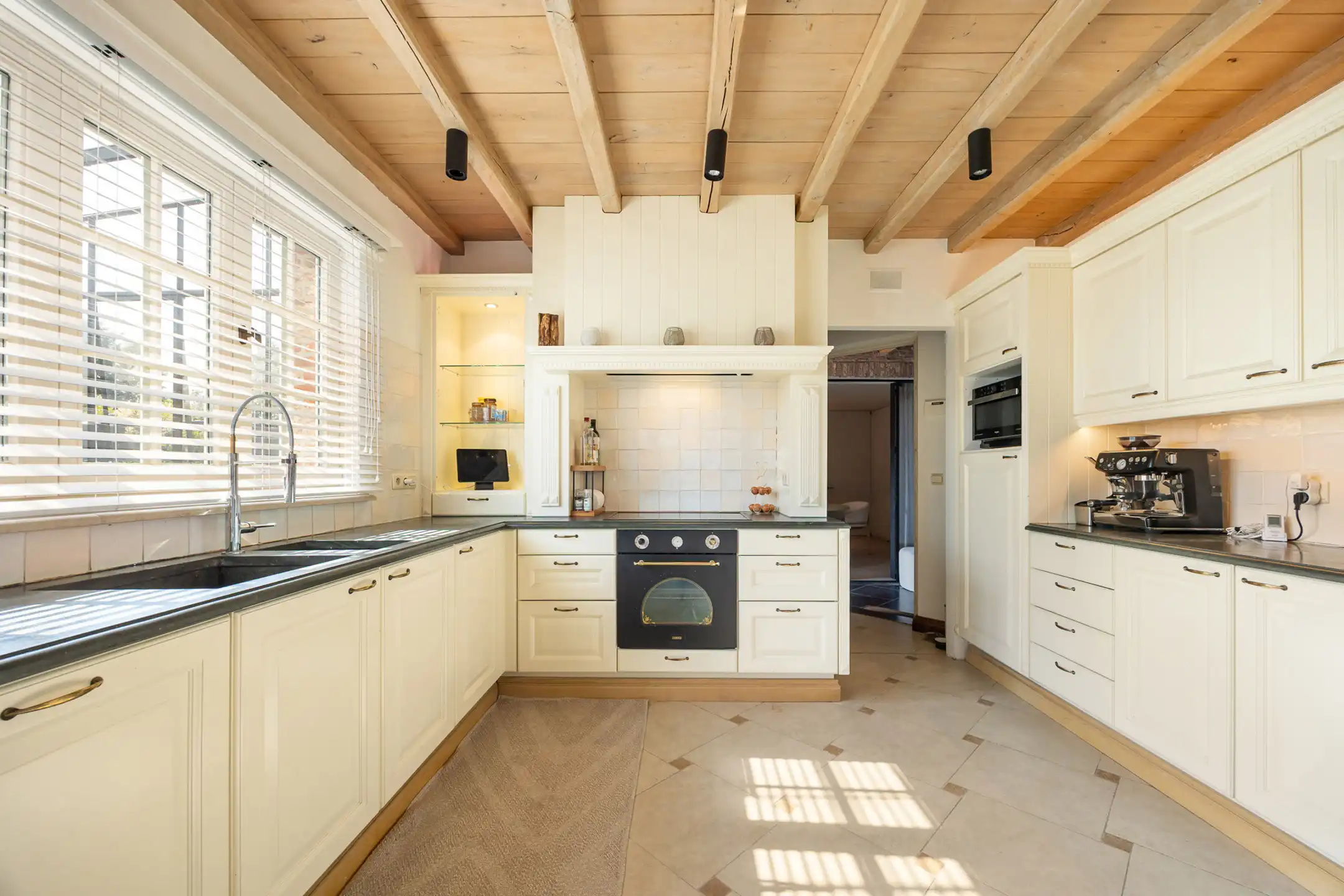 Magazijn met showroom, kantoren en prachtige woning te koop foto 15