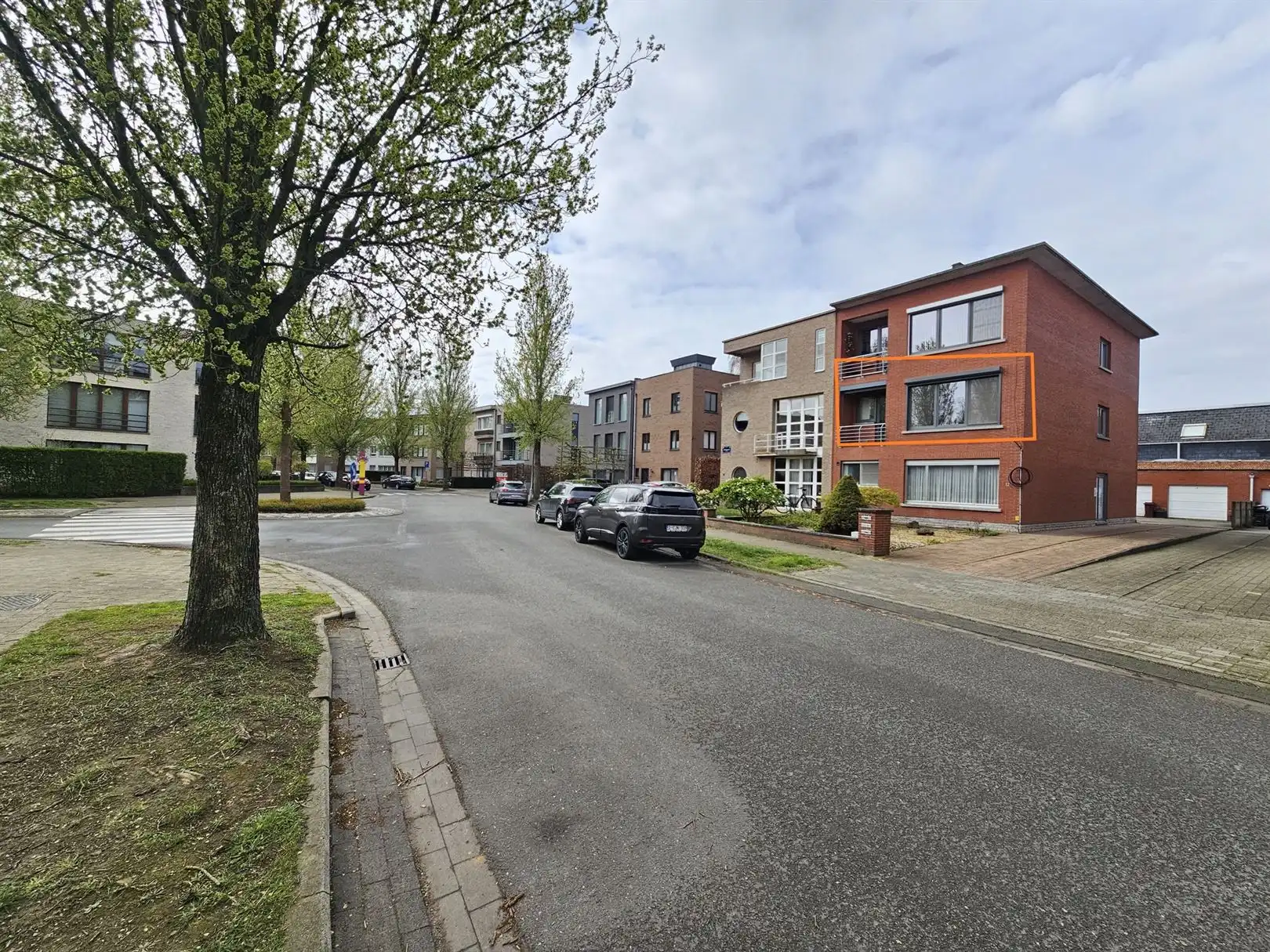 Gerenoveerd appartement met terras en garagebox. foto {{pictureIndex}}