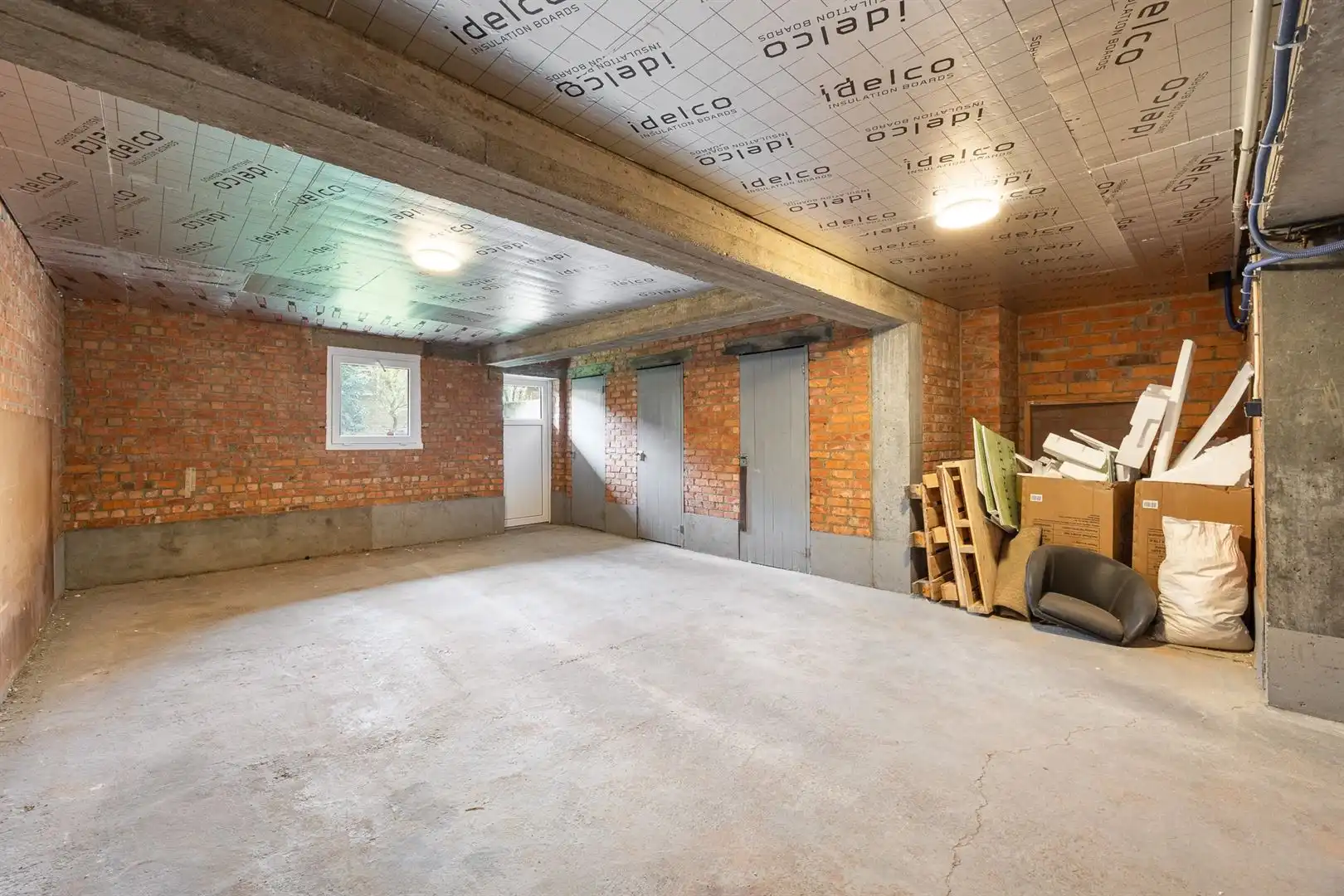 Gelijkvloerse triple garage/magazijn met tuin foto 3