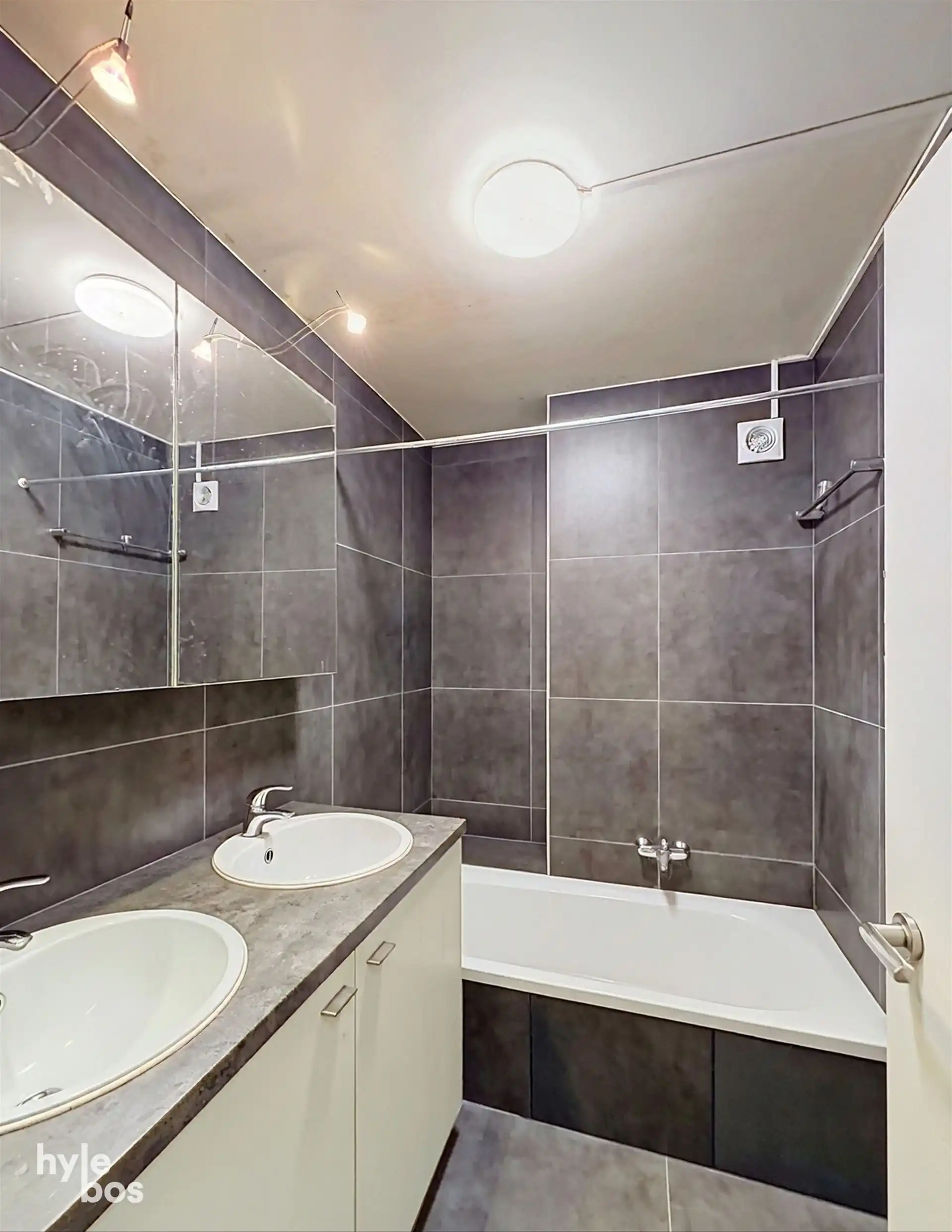 Instapklaar 2 slaapkamer appartement met terras & parking foto 8