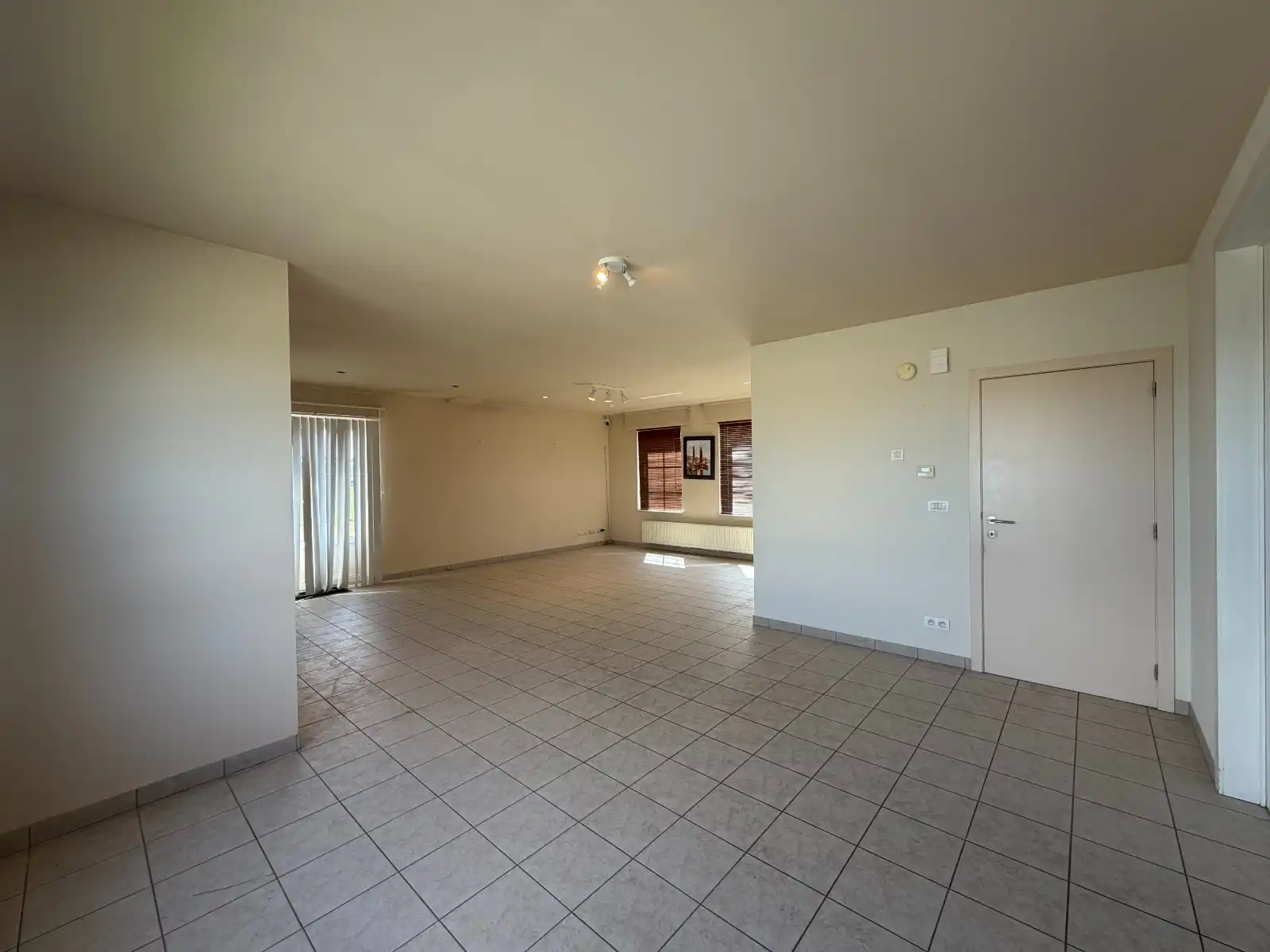 RUIME WONING MET 4 SLAAPKAMERS, 2 BADKAMERS, 2 GARAGES EN LANDELIJK UITZICHT foto 3