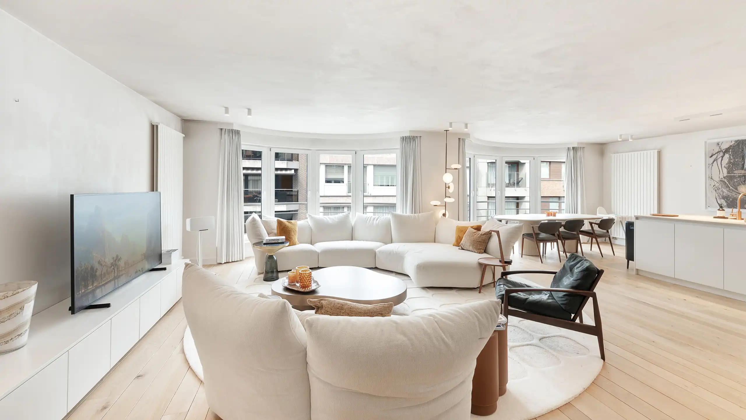 Prachtig gerenoveerd appartement met drie slaapkamers, gelegen nabij het Rubensplein. foto 2