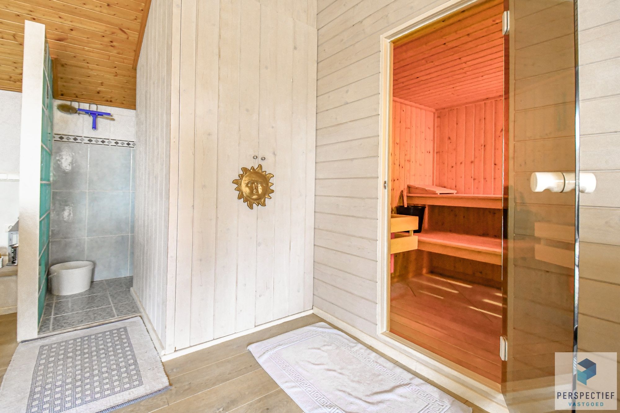 Statige ruime villa met loods en ingerichte studio in een rustige omgeving foto 19