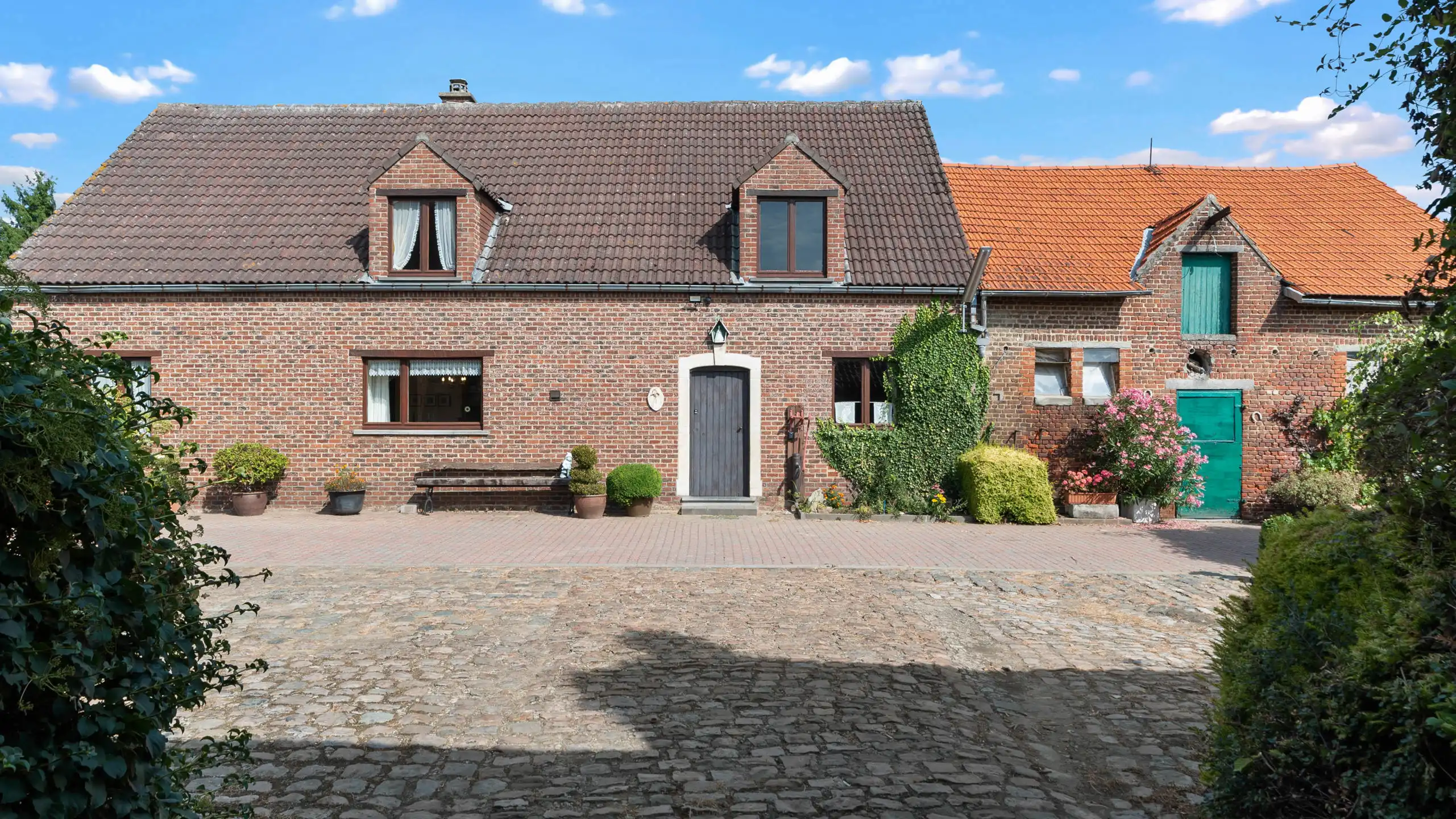 TIELT-WINGE- Ruime woning met bijgebouwen, binnenkoer op 96a foto 6