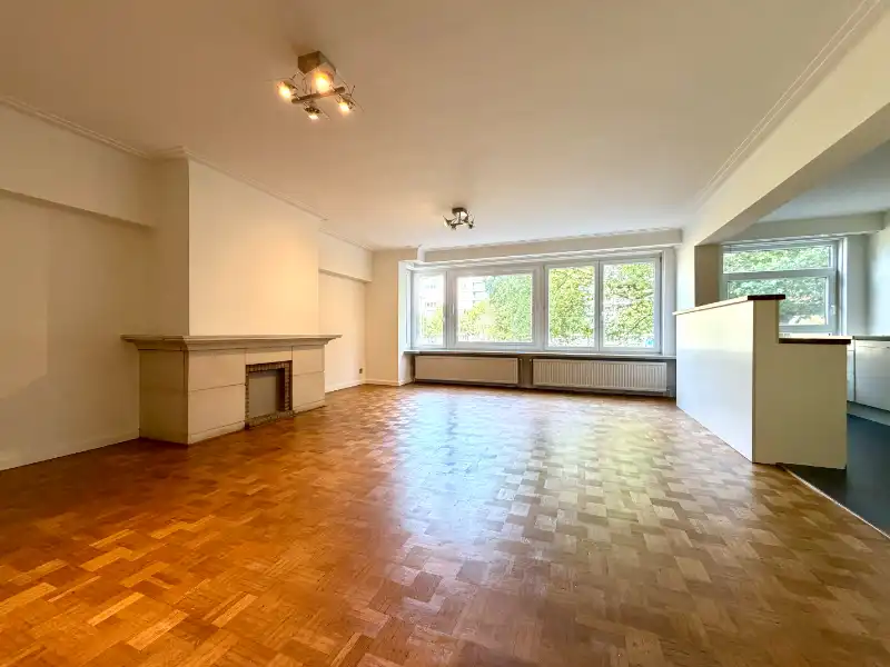NIEUW GESCHILDERD APPARTEMENT MET DRIE SLAAPKAMERS EN GARAGE foto 2