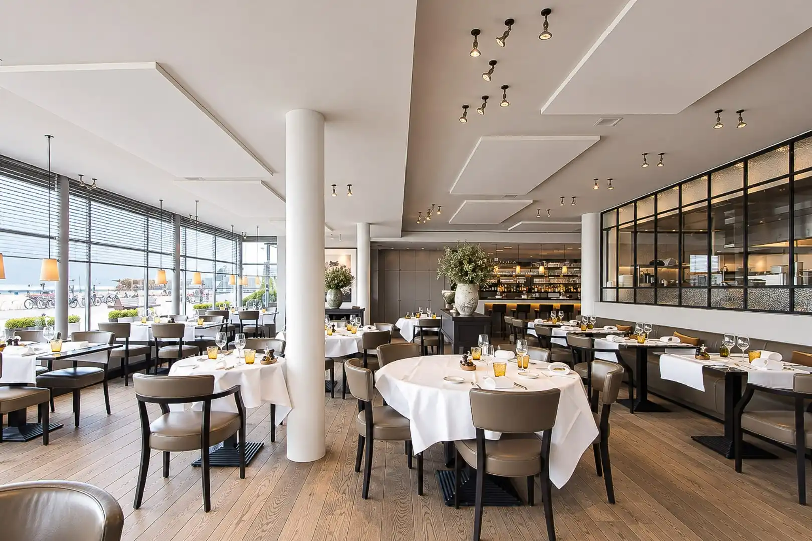 Gekende brasserie Bristol op de Zeedijk van Heist te koop of te huur mits overname foto {{pictureIndex}}