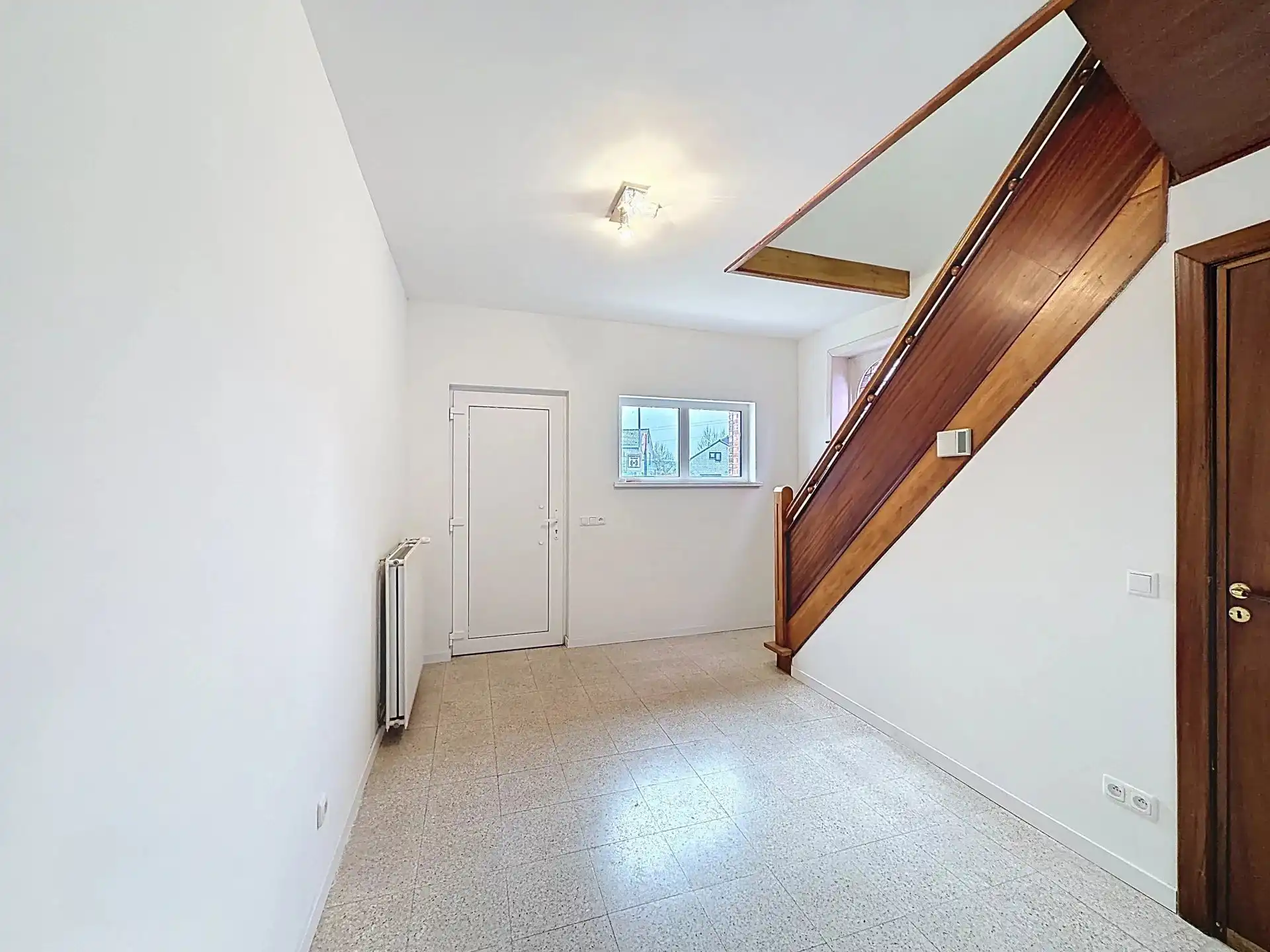 Zeer ruime en verzorgde woning met 5 slaapkamers en 2 badkamers op een groot perceel foto 2