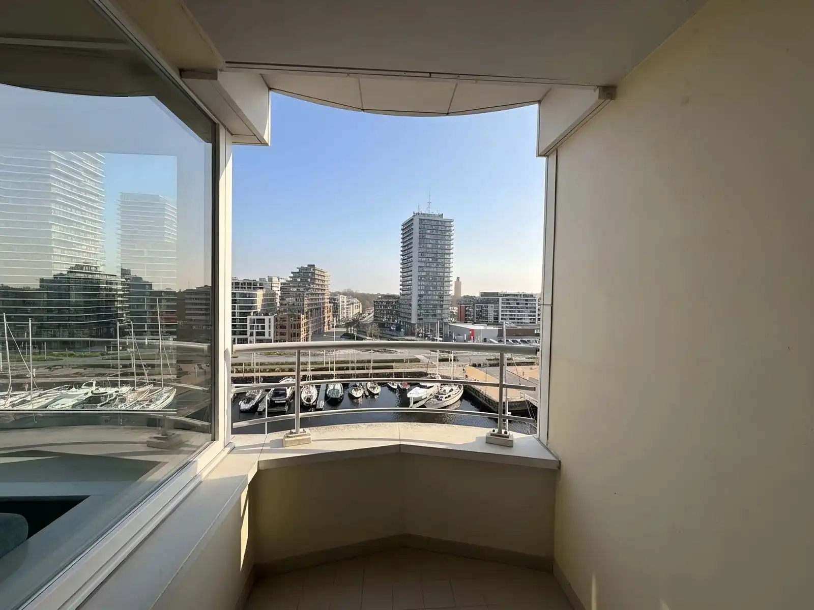 Ruim appartement met verzichten op jachthaven van Oostende foto 6