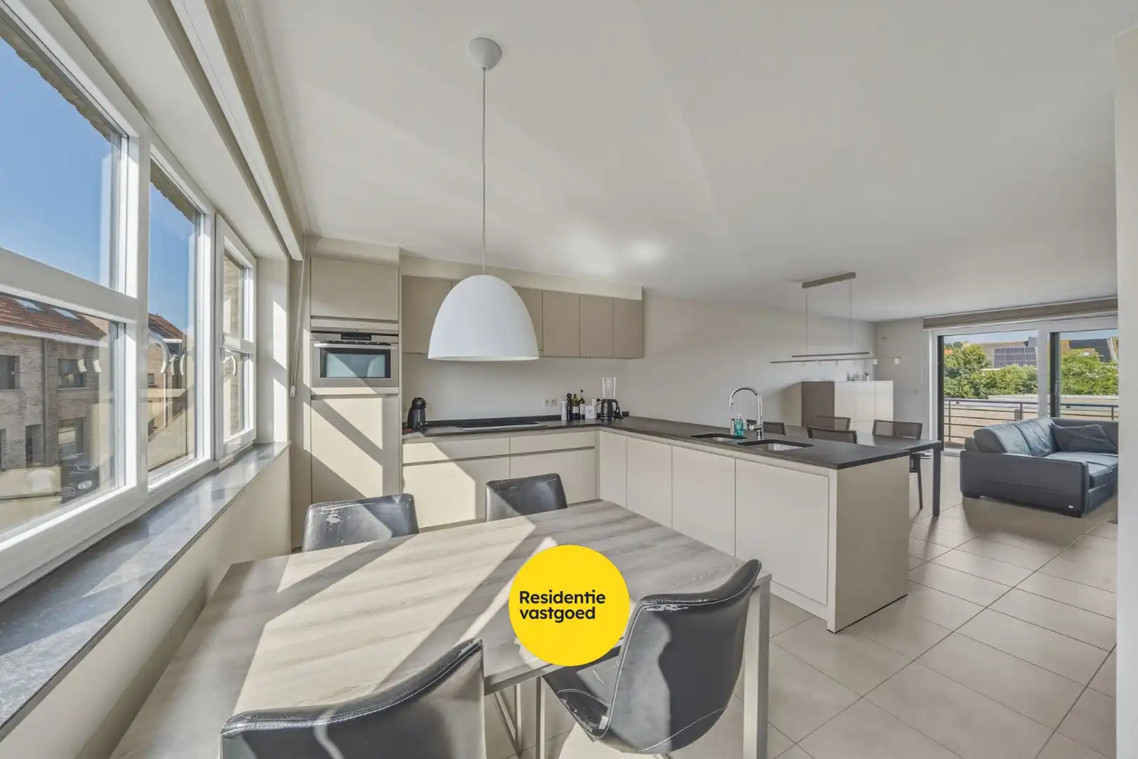 Instapklare recente woning met zeer ruime garage en tuin in Oudenburg foto 12