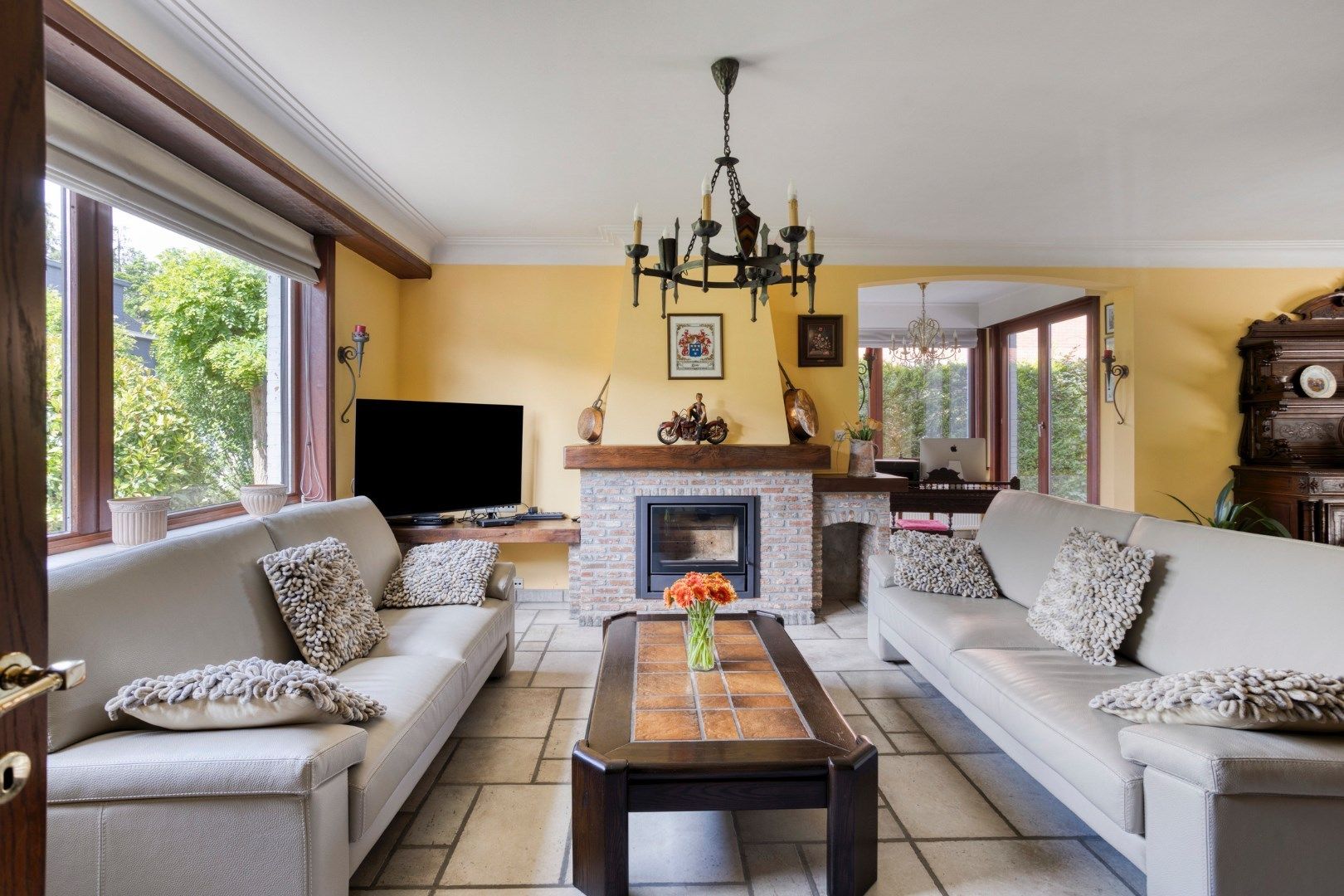 Charmante woning van 256 m2 met 4 slaapkamers te Wommelgem!  foto 3