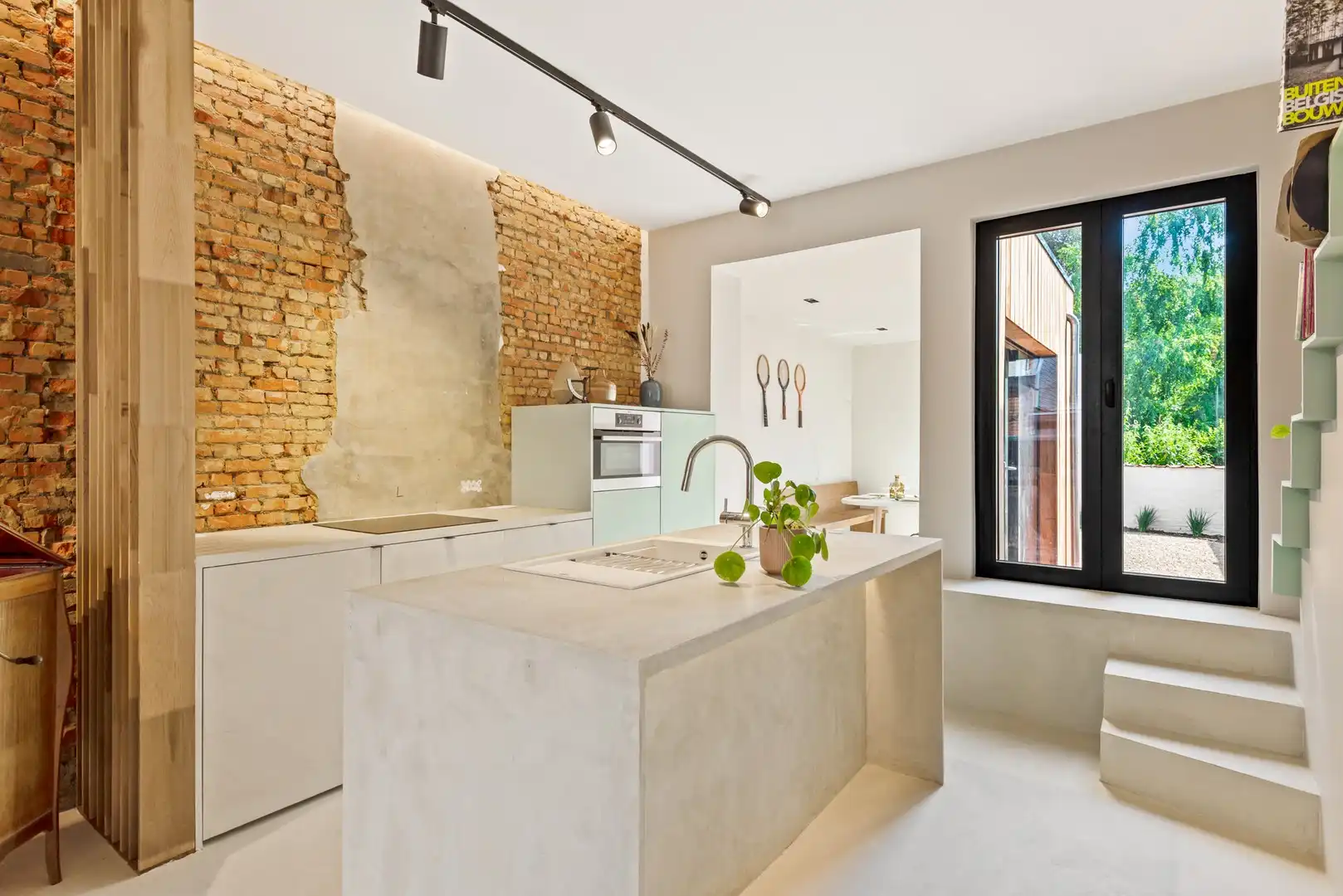 Prachtig gerenoveerde woning met gezellige en zonnige buitenruimte in rustige eenrichtingsstraat foto {{pictureIndex}}