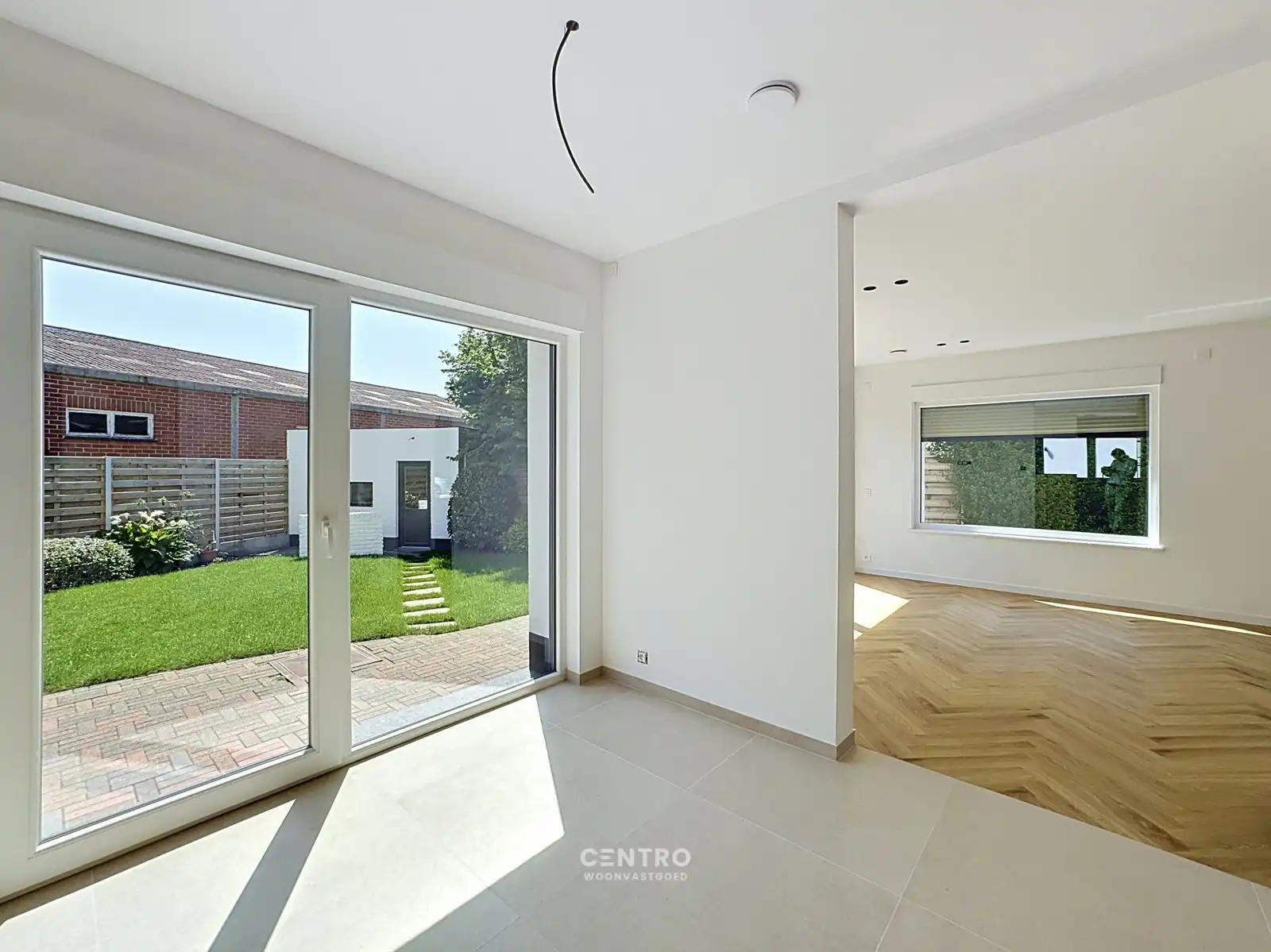 Gerenoveerde woning met 4 slpks, ZUIDger. tuin en ruime garagebox! foto 7