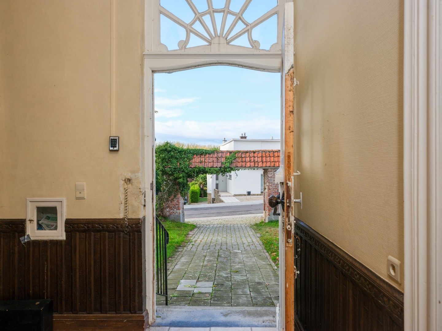Karaktervolle voormalige pastorie met tuin in het hart van Erondegem foto 3