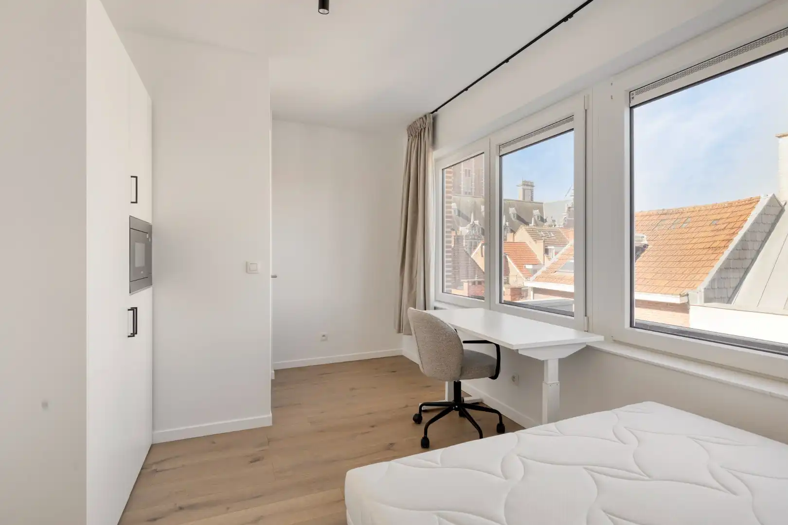 Volledig gerenoveerde studentenkamer in residentie met 15 studentenkamers en een 1slaapkamer appartement in hartje Leuven - EPC label A! foto {{pictureIndex}}