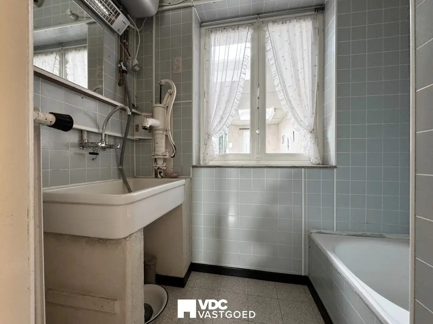 Charmante te renoveren woning met tuin, garage en sterk investeringspotentieel foto 9