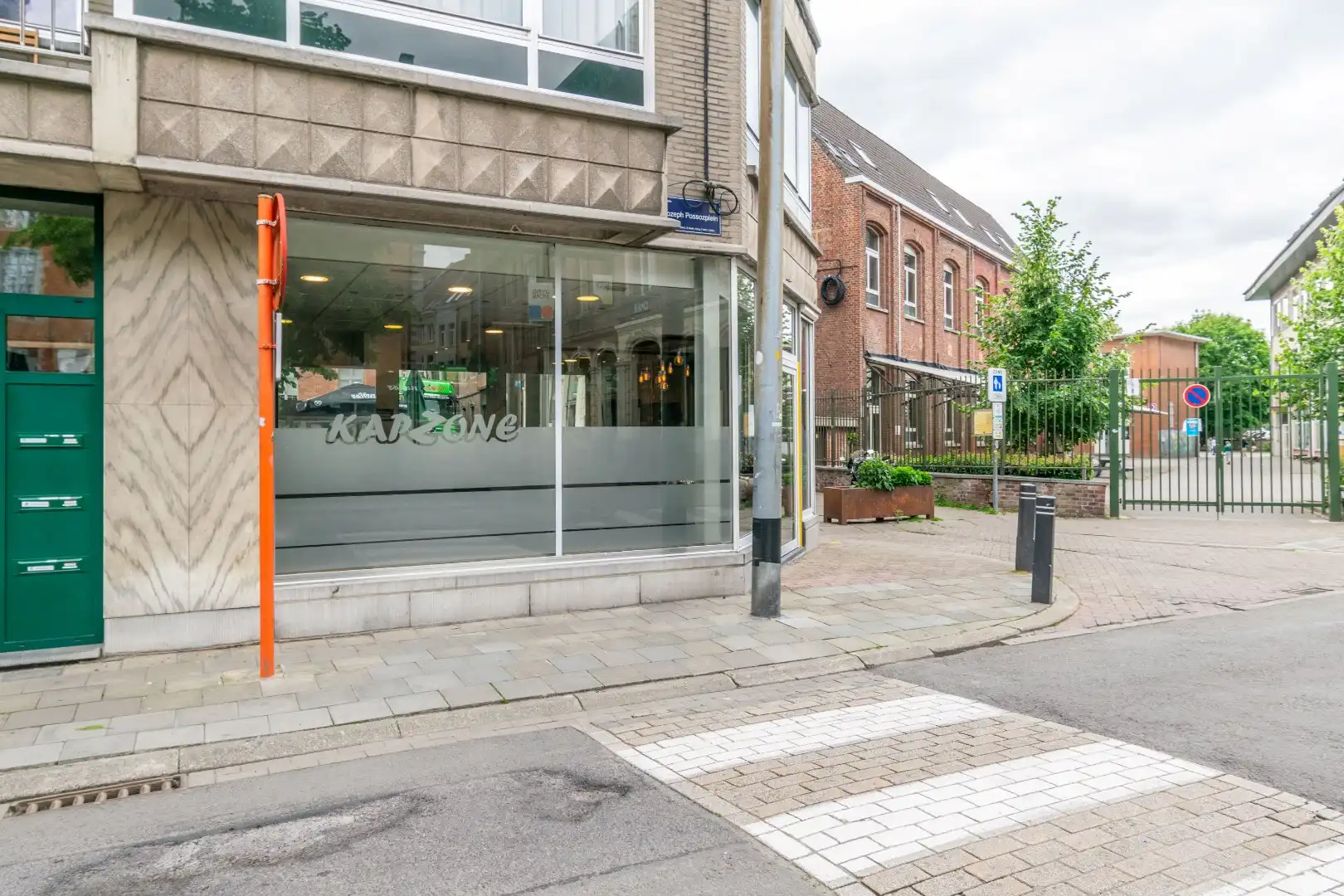 Een handels gelijkvloers op een perfecte commerciële (Possozplein)!  foto 2