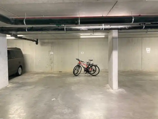 Ondergrondse autostaanplaats te huur in recent gebouw nabij Naamsepoort (Heverlee) foto {{pictureIndex}}