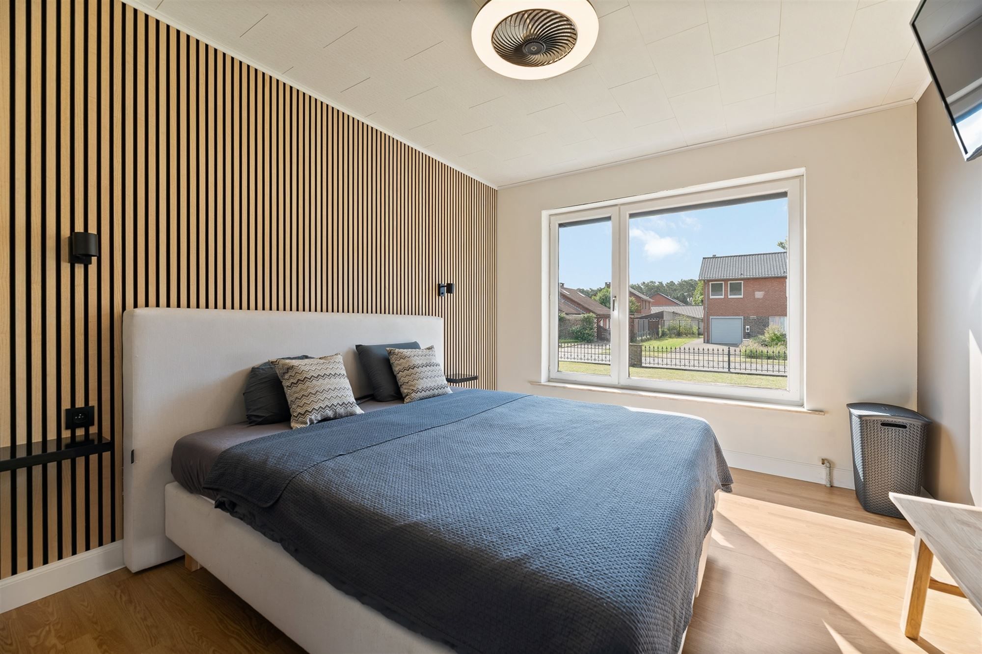 ZEER RUIME EN RECENT GERENOVEERDE WONING OP EEN PERCEEL VAN 2367m² UITGERUST MET EEN VERGUNDE PAARDENSTAL EN ACHTERLIGGENDE WEIDE foto 13