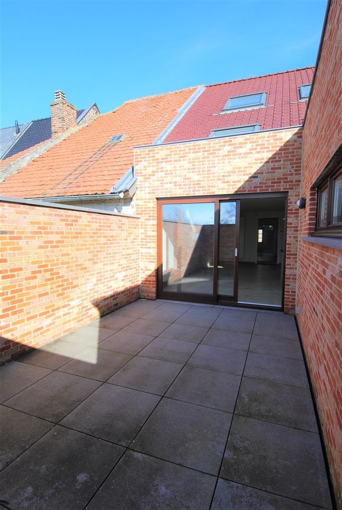 Volledig gerenoveerd duplex-appartement met 2 slaapkamers in het centrum van Maaseik met moderne afwerking. foto 4