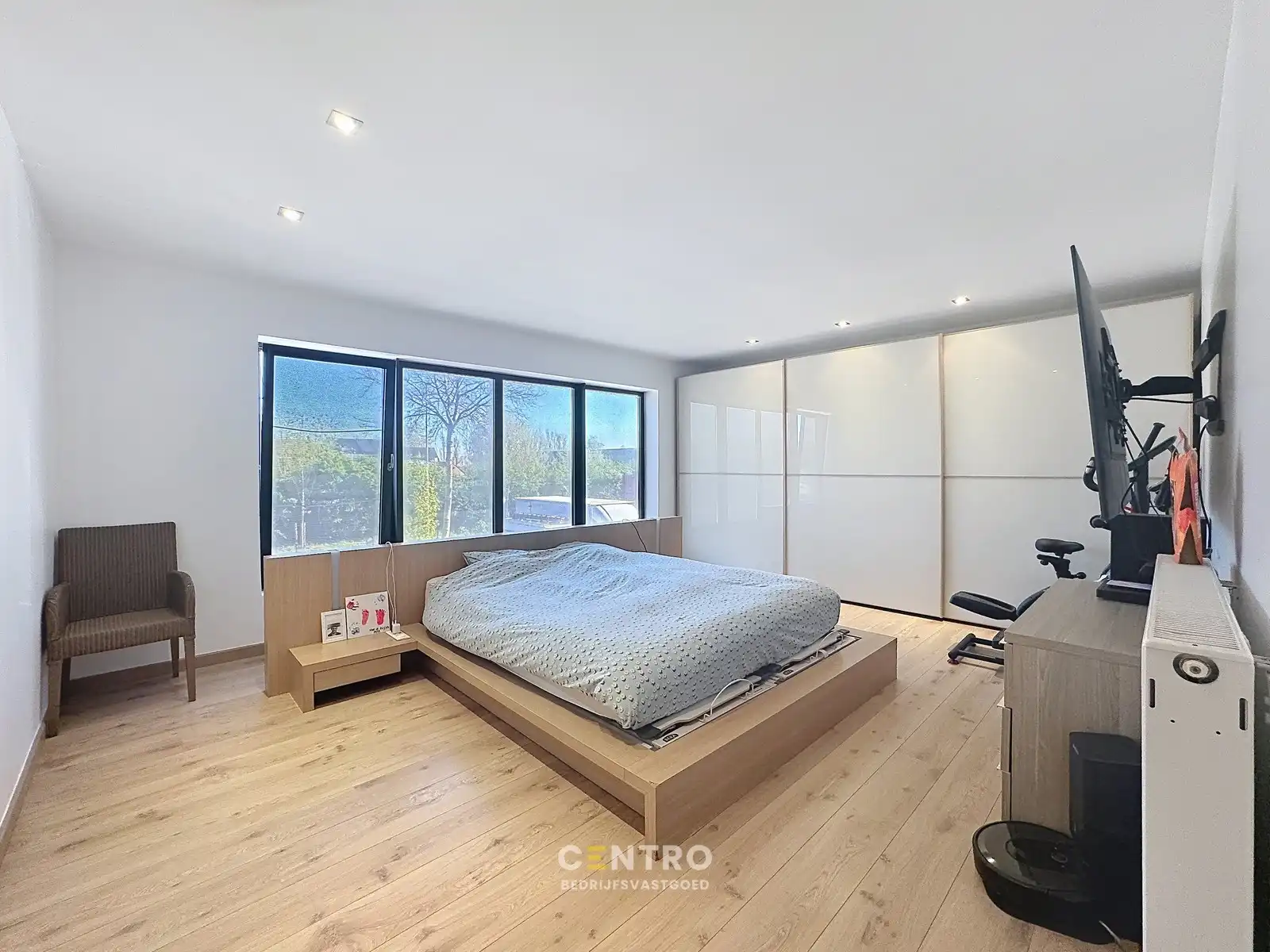 Instapklaar BEDRIJFSGEBOUW (bj. 2009) bestaande uit geïsoleerde MAGAZIJN, KANTOREN en een luxueus afgewerkte LOFT-APPARTEMENT op verdieping. Op bedrijventerrein "Oude Barriere" te Diksmuide. foto 16