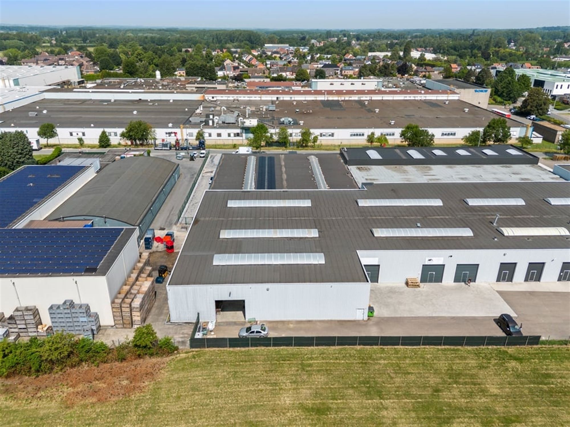RUIME LOODS VAN 846M² IN SINT-TRUIDEN  foto 2