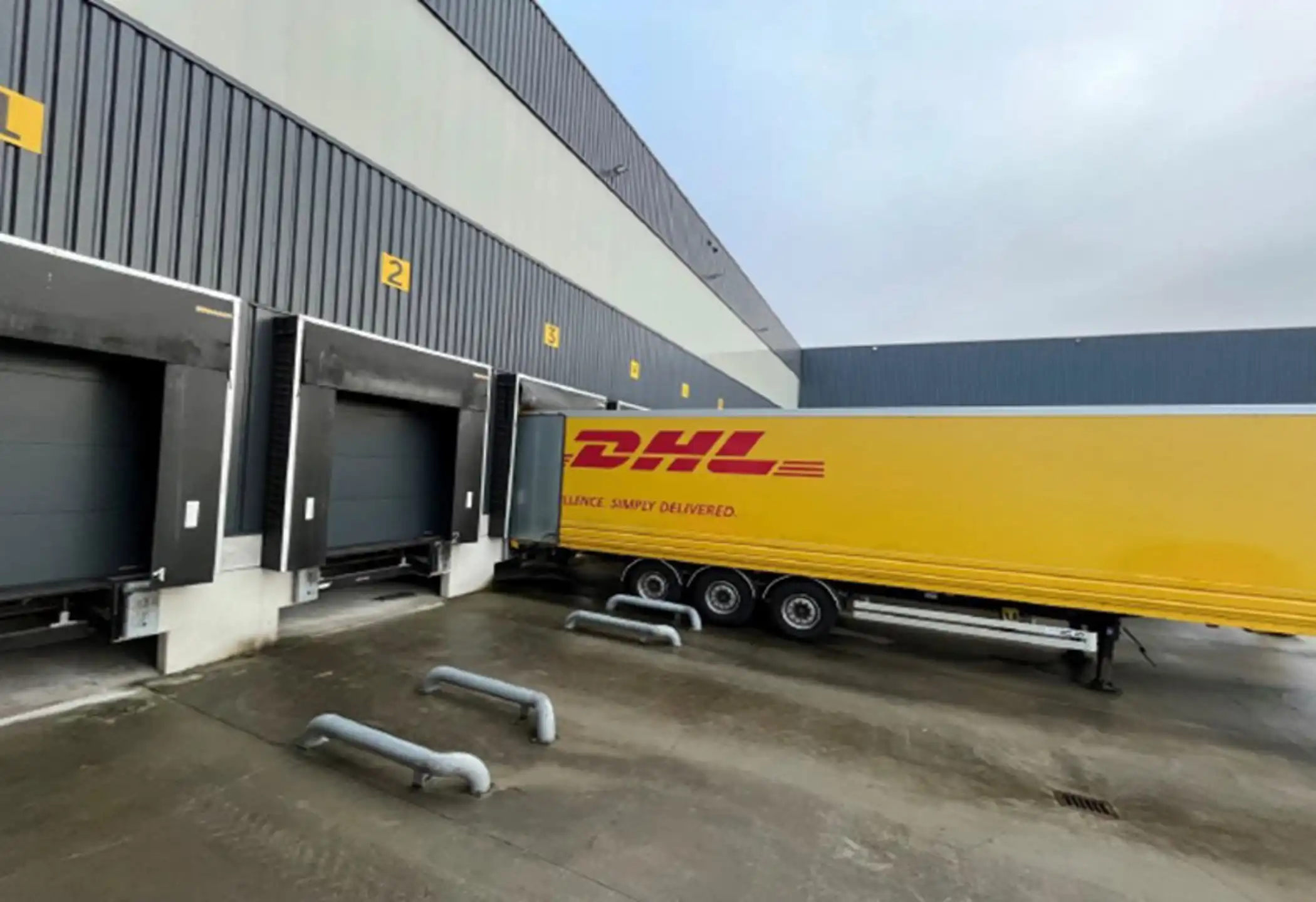 Logistieke  hal 7.148m² met kantoren op de Ringlaan in Kuurne foto 3