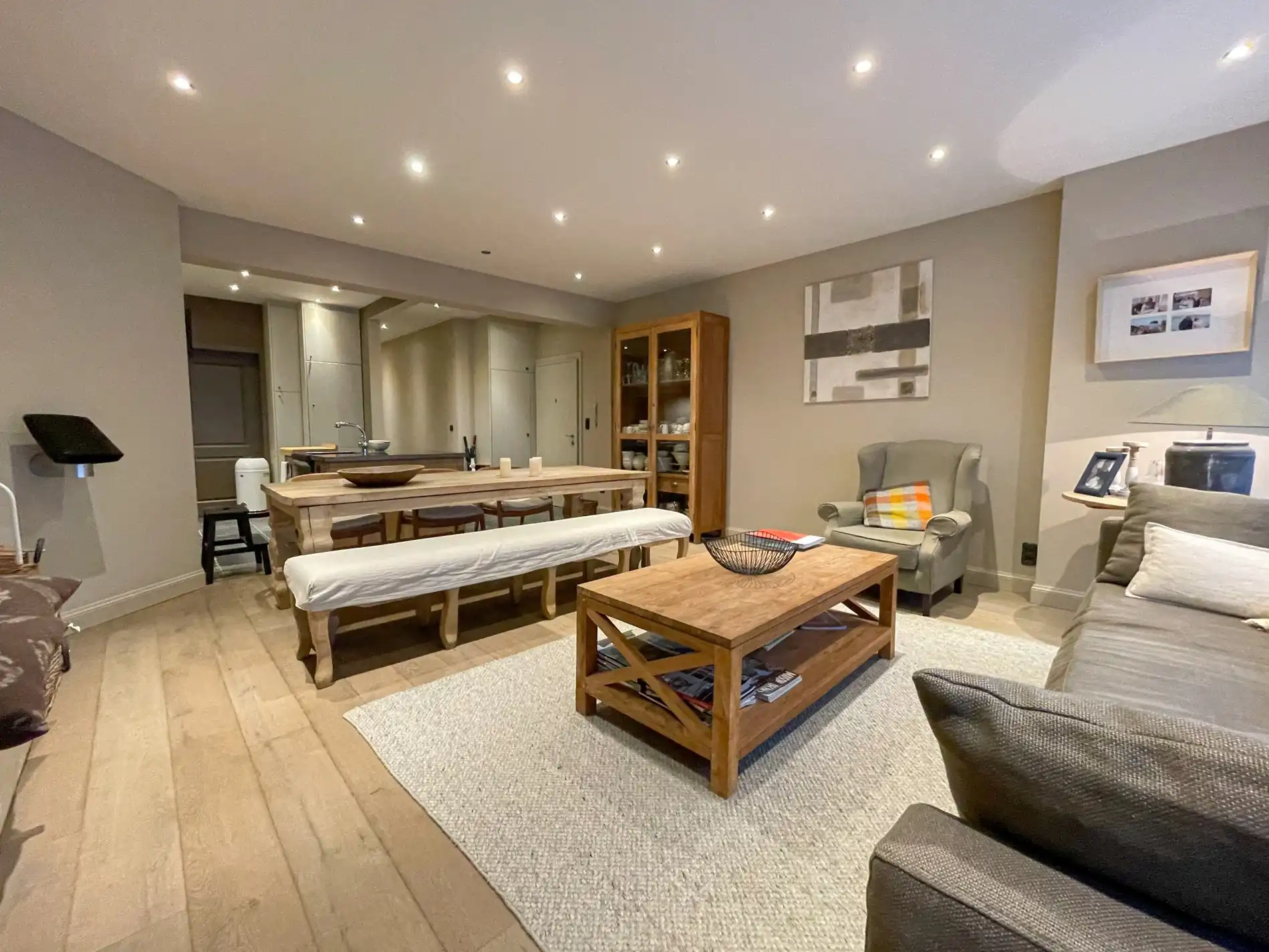 Aangenaam, perfect onderhouden appartement met een ruim terras. foto 8