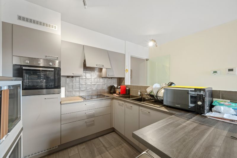 Groot 2-slaapkamer appartement met overdekte staanplaats foto 4