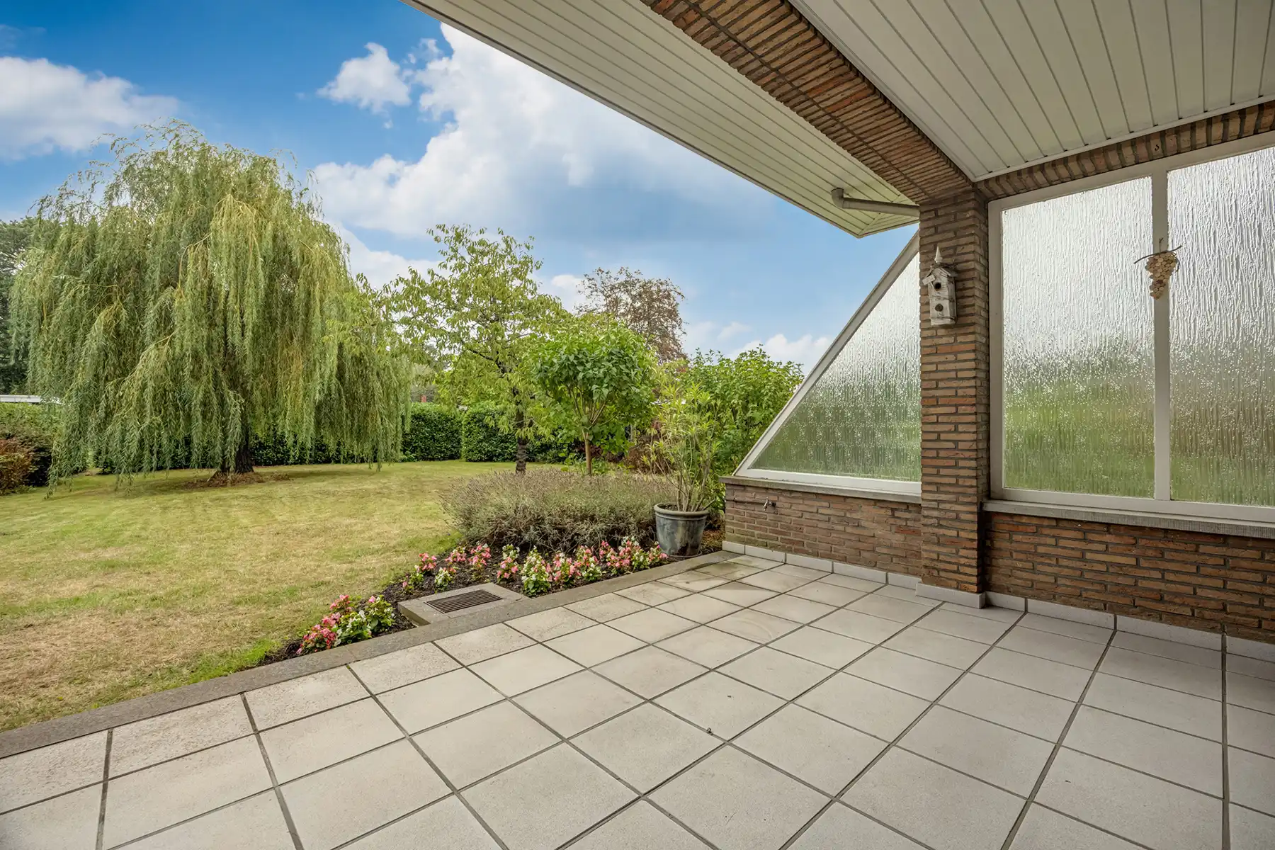 Landhuis met private tuin, vier slaapkamers en twee garages foto 17