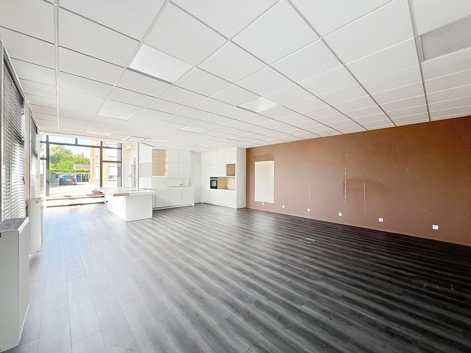 Instapklaar lichtrijk GERENOVEERD pand met mooie open kantoor/praktijkruimte en 4 aparte burelen/consultatieruimtes. foto 17