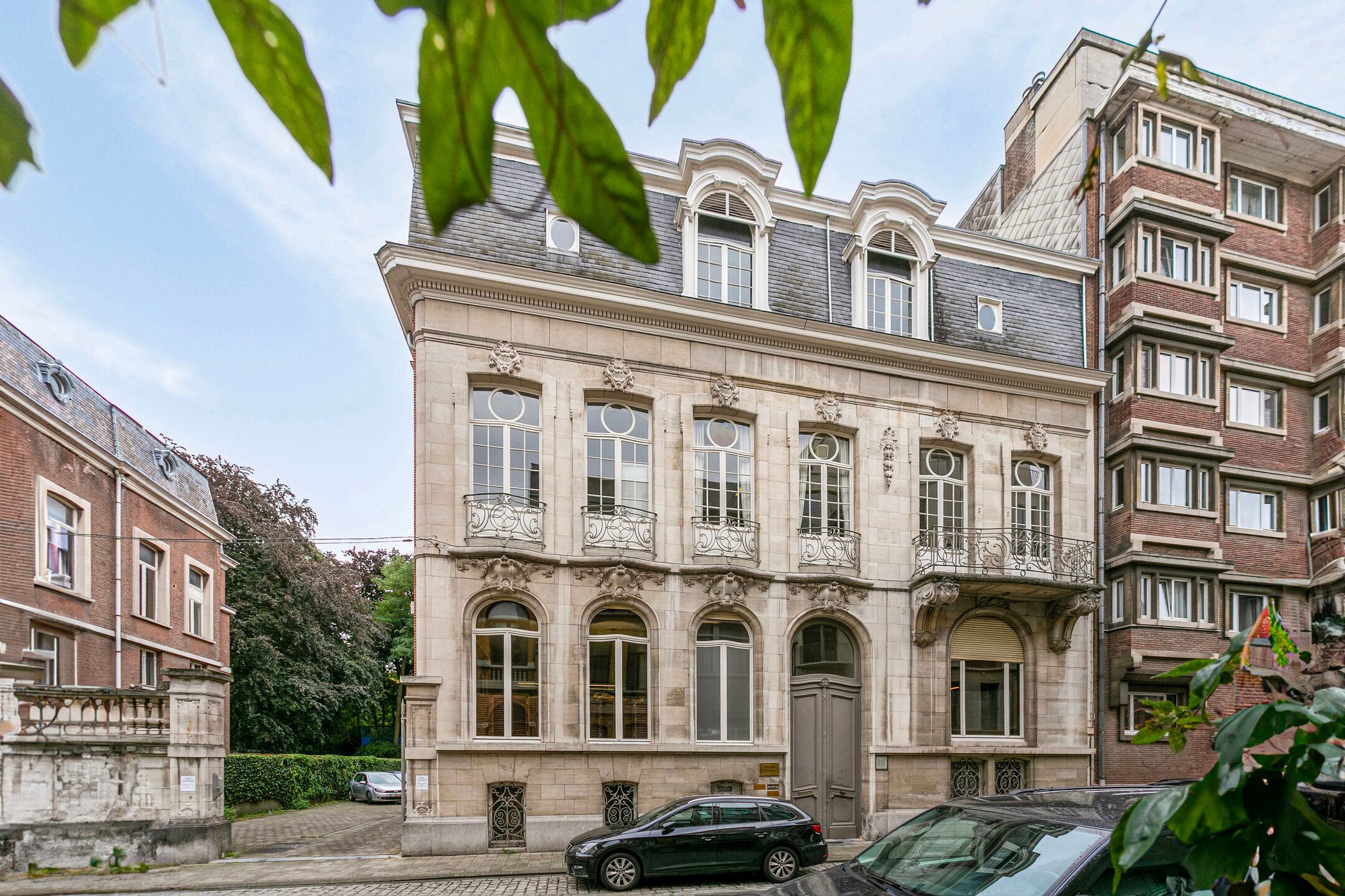 ANTWERPEN - Majestueus gebouw met parking foto 1