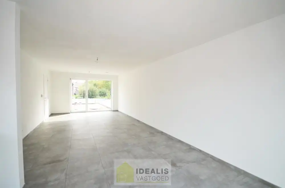 GELIEVE ENKEL AAN TE MELDEN VIA MAIL!! RUIME NIEUWBOUW GEZINSWONING OP WANDELAFSTAND VAN CENTRUM! – Afgewerkte en ruime woning perfect gelegen op wandelafstand van het centrum van Peer alsook vlakbij uitgebreide sportfaciliteiten!! De woning is zeer fijn ingedeeld, met een inkomhal en wc, riante woonkamer, open keuken met naastgelegen berging op de gelijkvloerse verdieping, overloop, 3 slaapkamers en een ruime badkamer op de eerste verdieping en een zolder te bereiken via vast trap op de 2e verdieping!! Tevens beschikt de woning over een private voortuin/parking en is er een leuk tuintje met tuinberging aan de achterzijde. De achterzijde van het perceel is tevens toegankelijk via een pad. Deze nieuwbouwwoning werd zeer goed geïsoleerd opgeleverd, heeft slechts een E-peil van 38 en is voorzien van ventilatie type D!! Zeer geschikt voor kandidaten op zoek naar een correct geprijsde nieuwbouwwoning!! Beschikbaar vanaf 1 december 2026. foto 10
