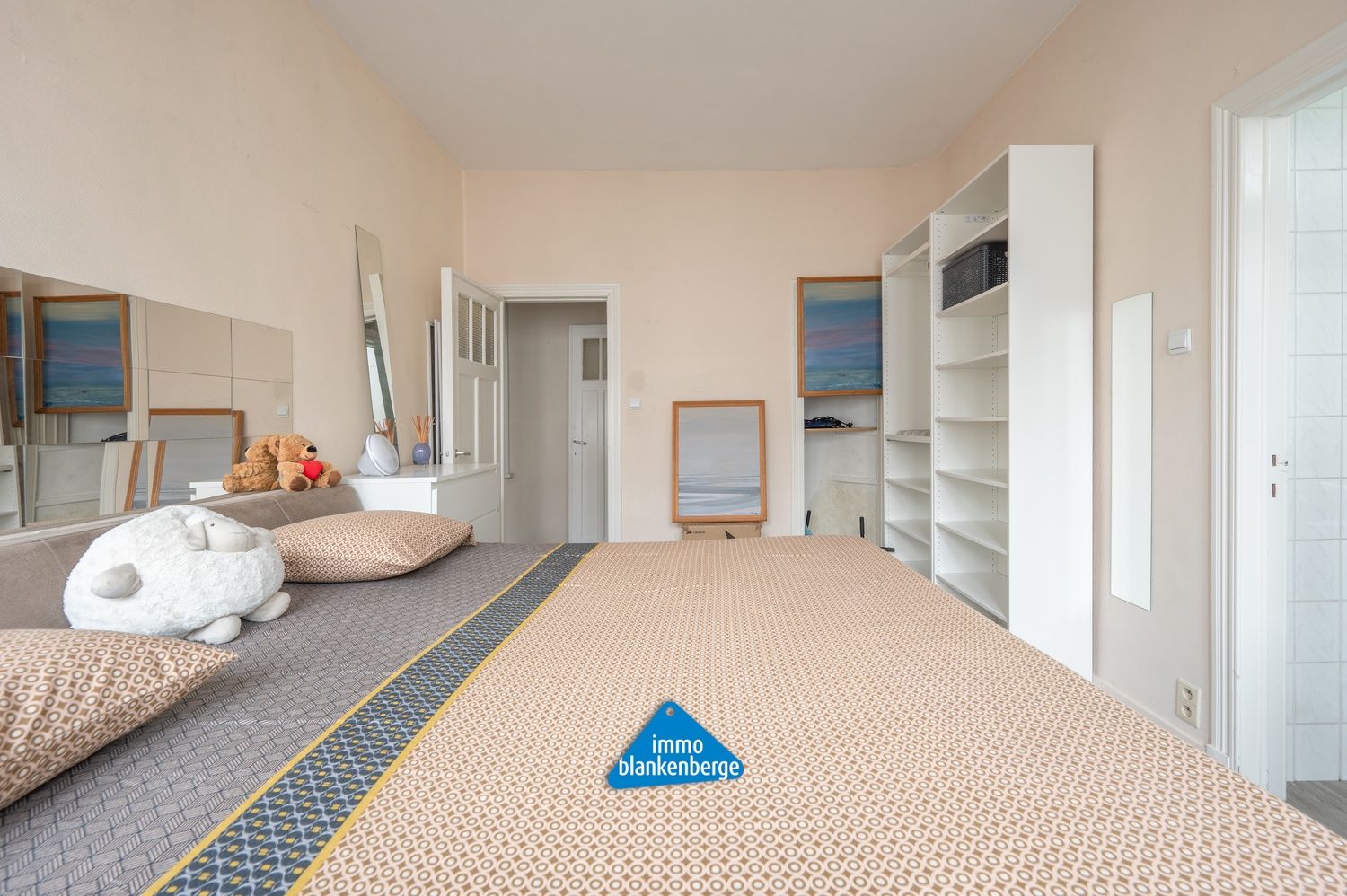 Ruim en lichtrijk appartement met hoge plafonds nabij het centrum foto 8