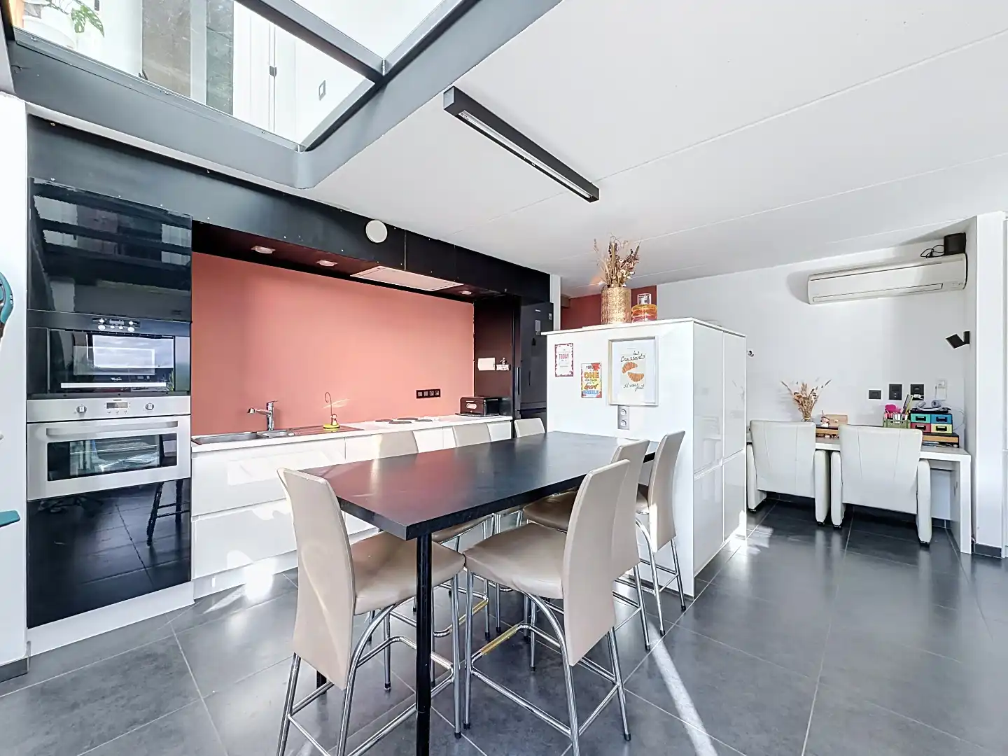 Lichtrijke woning met zwembad op rustige locatie! foto 6