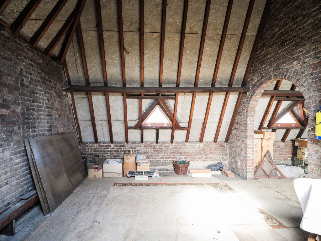 Op te frissen, karaktervolle art déco herenwoning naar de hand van architect J. Hebbelynck met aangename stadstuin met bijzonder veel potentieel. foto 22