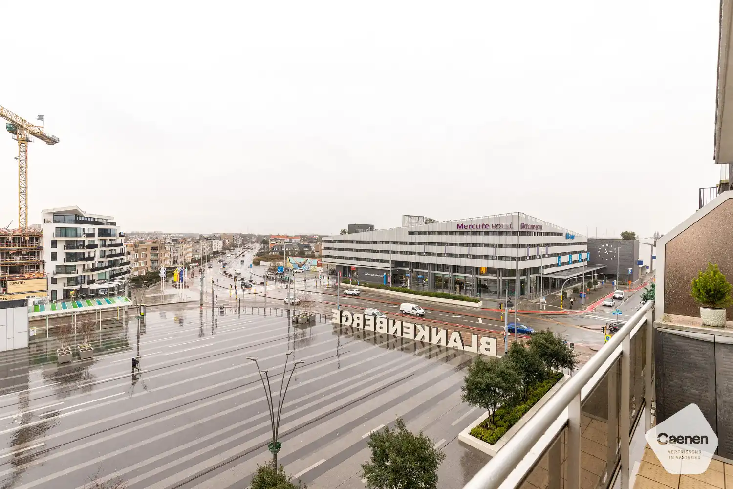 Instapklare gemeubelde studio met prachtig zicht over het stationsplein foto 11