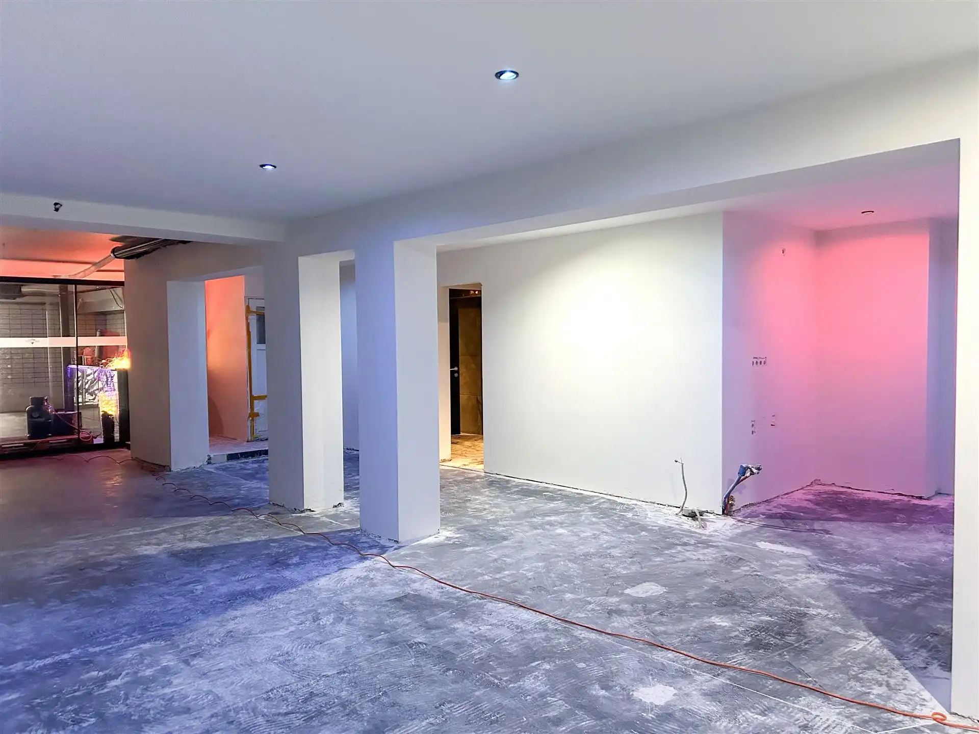 Handelspand met bovenliggend appartement met 1 slaapkamer gelegen op commerciële locatie in Maasmechelen! foto 5