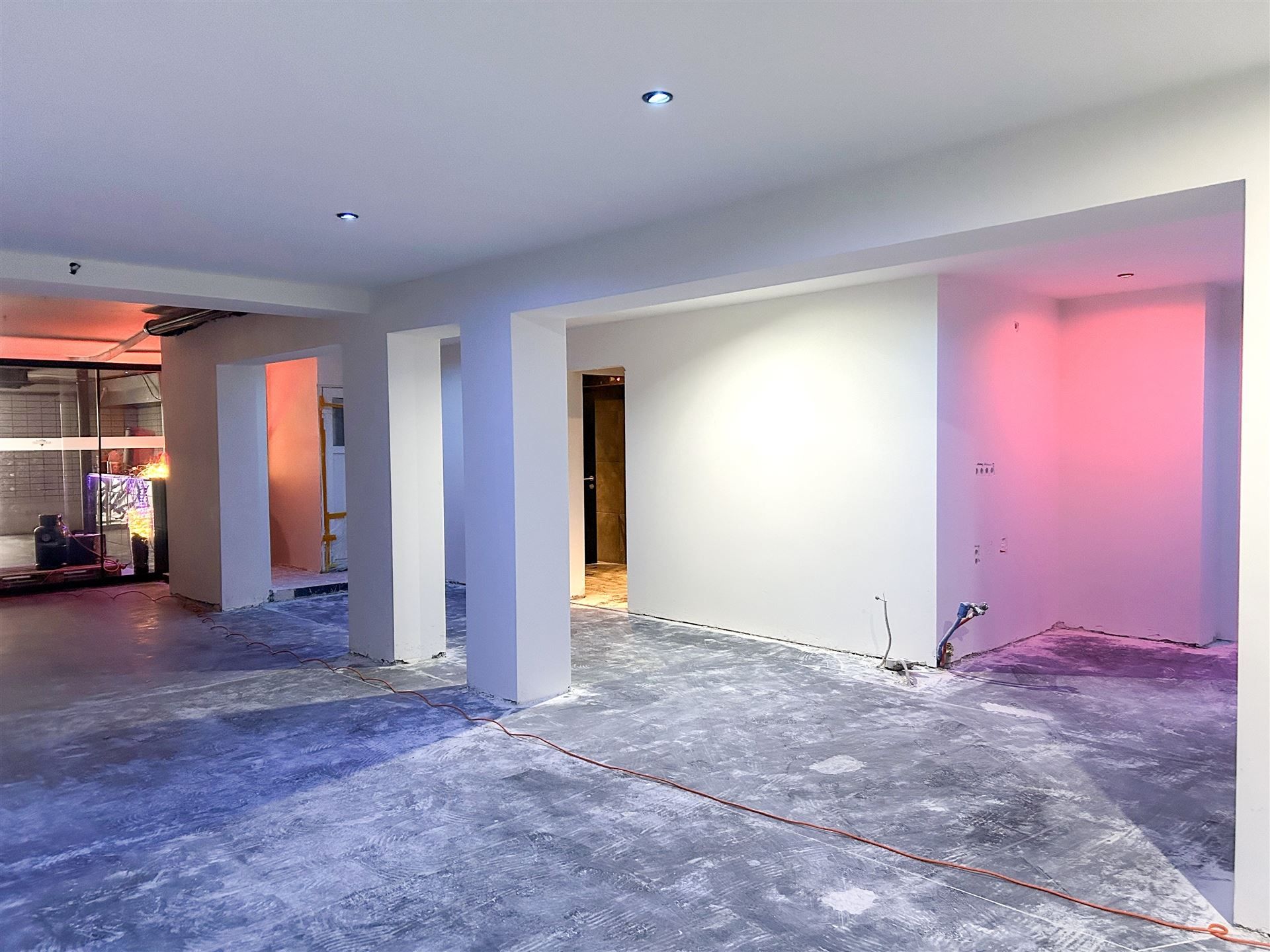 Handelspand met bovenliggend appartement met 1 slaapkamer gelegen op commerciële locatie in Maasmechelen! foto 5