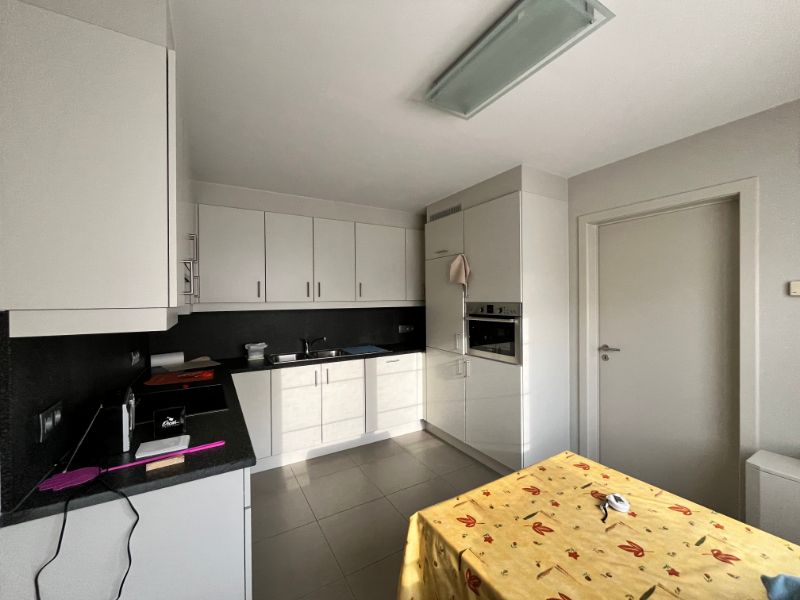 Vernieuwd 2-slaapkamer appartement te huur foto 9