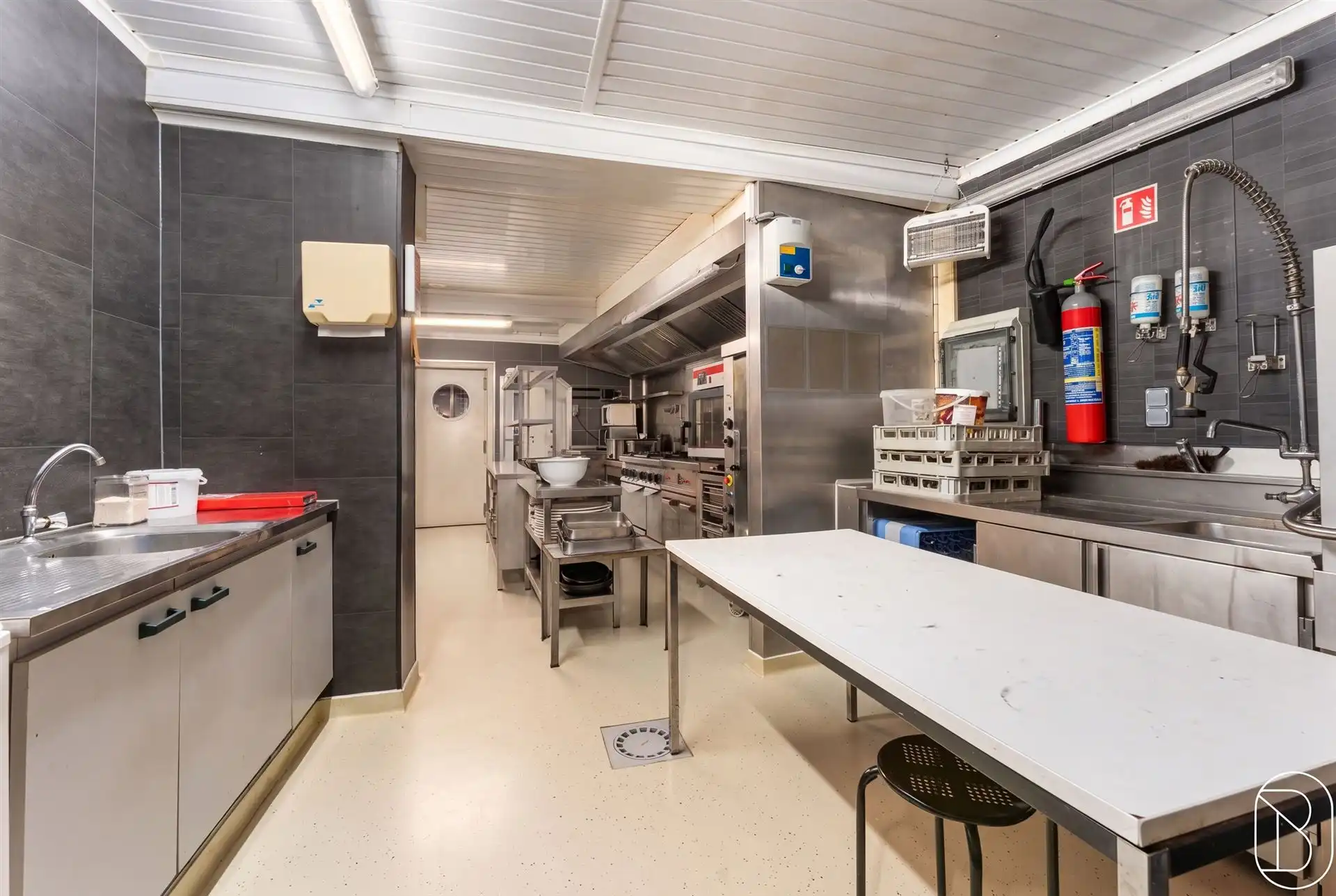 Goedgelegen charmante eigendom met veel potentieel! foto 13