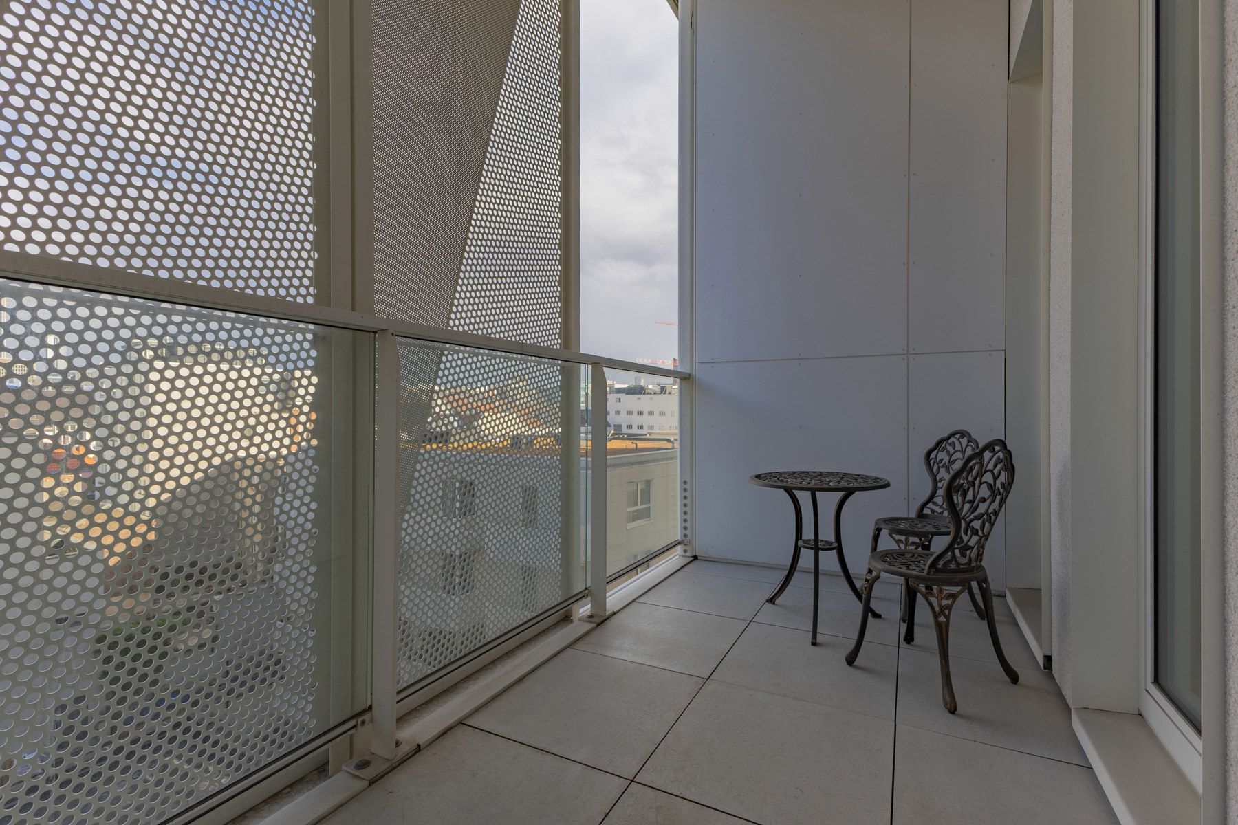 Recente studio met leuk terras en kelder foto 14
