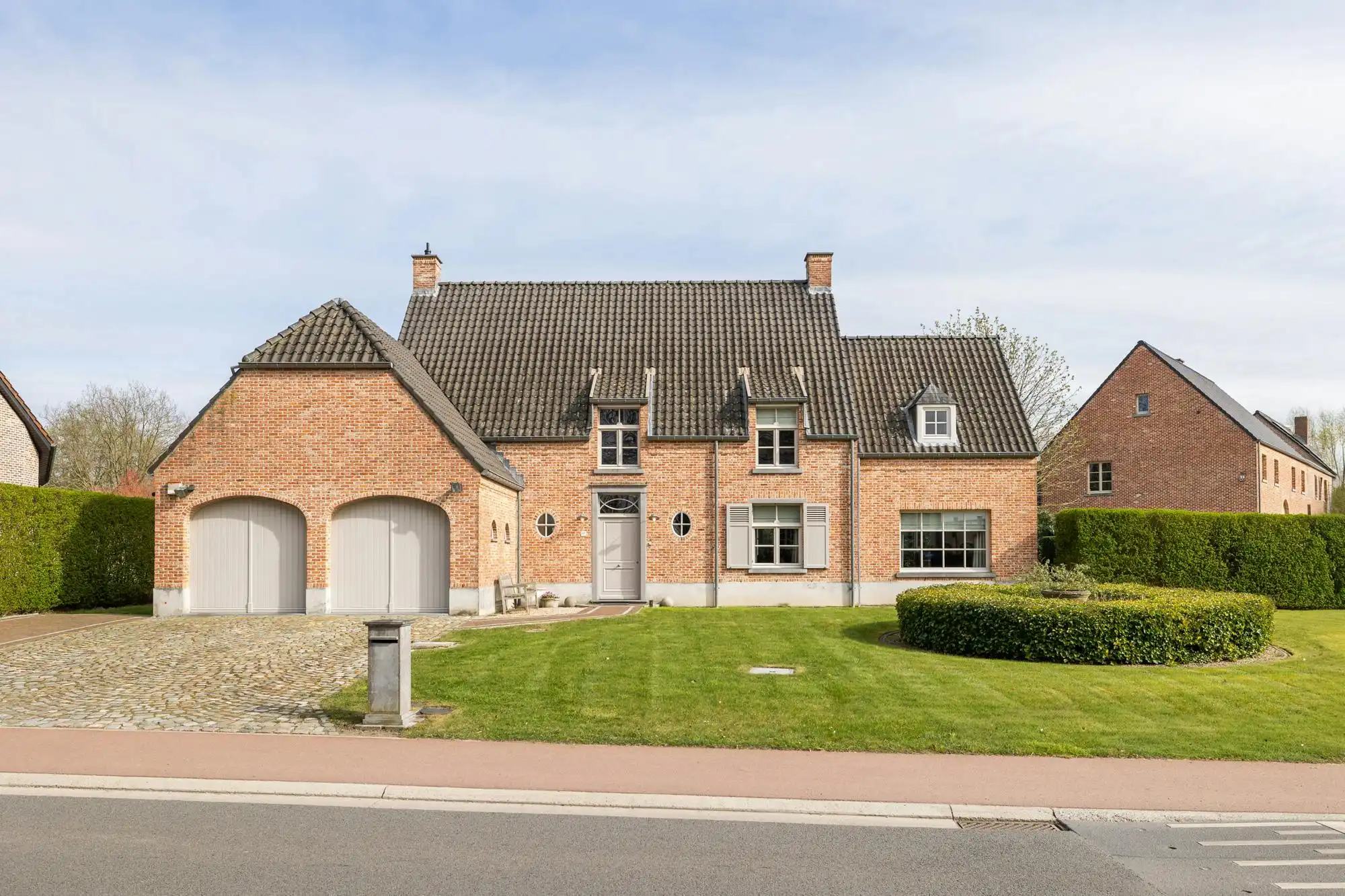 Karaktervolle landelijke villa met hoogwaardige afwerking in Boortmeerbeek foto {{pictureIndex}}