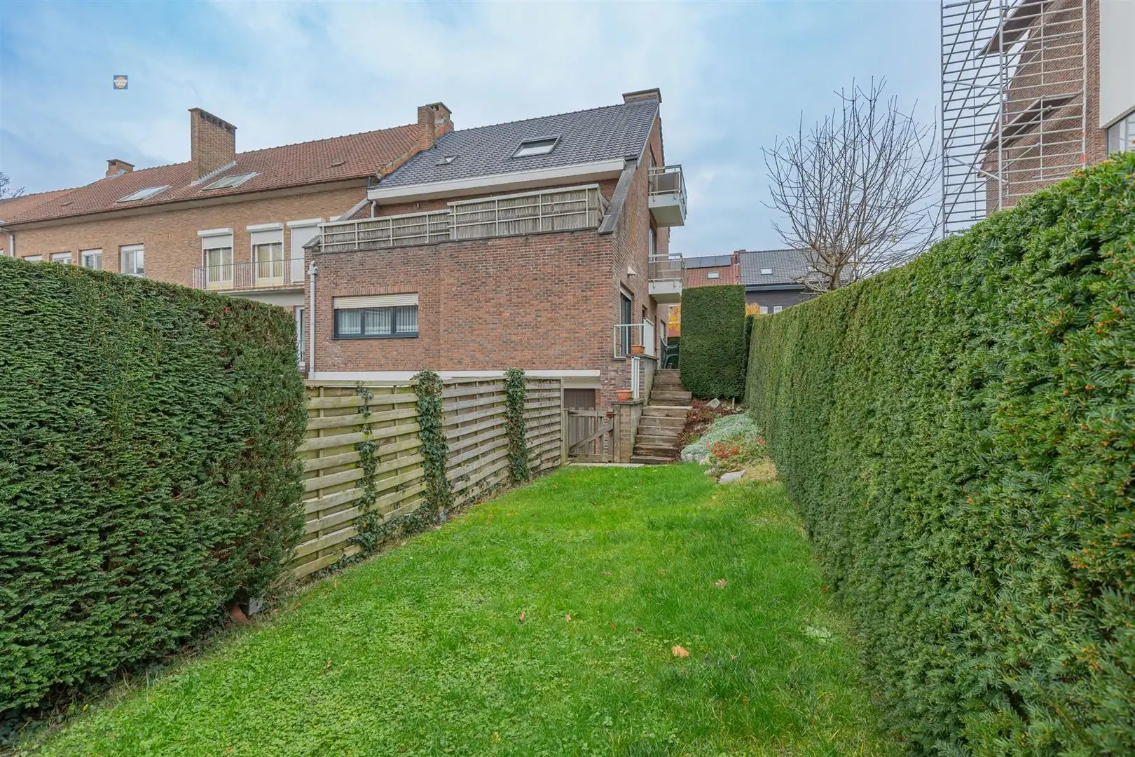 Gelijkvloers 2-slaapkamerappartement met tuin en garage foto 12