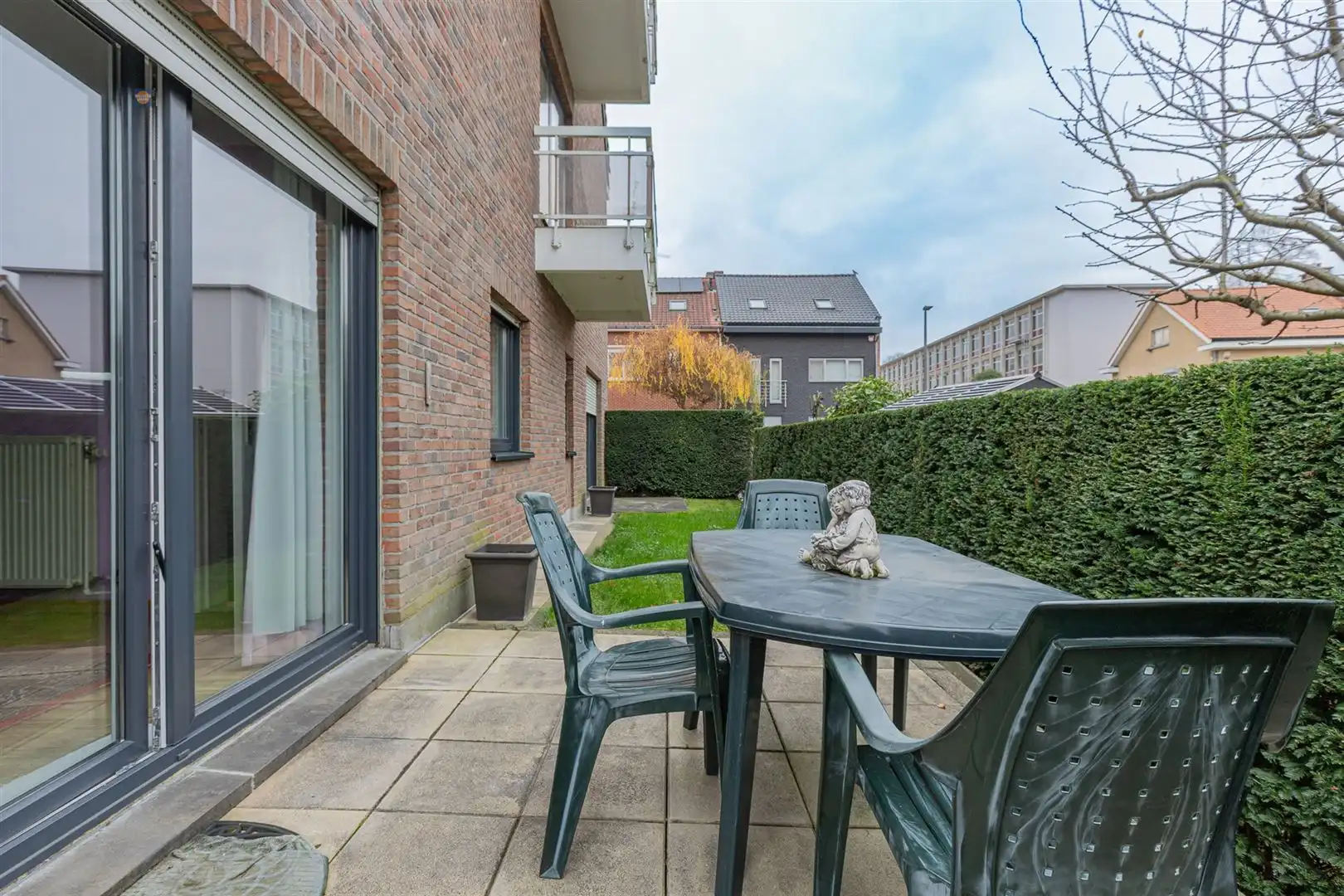 Gelijkvloers 2-slaapkamerappartement met tuin en garage foto 12
