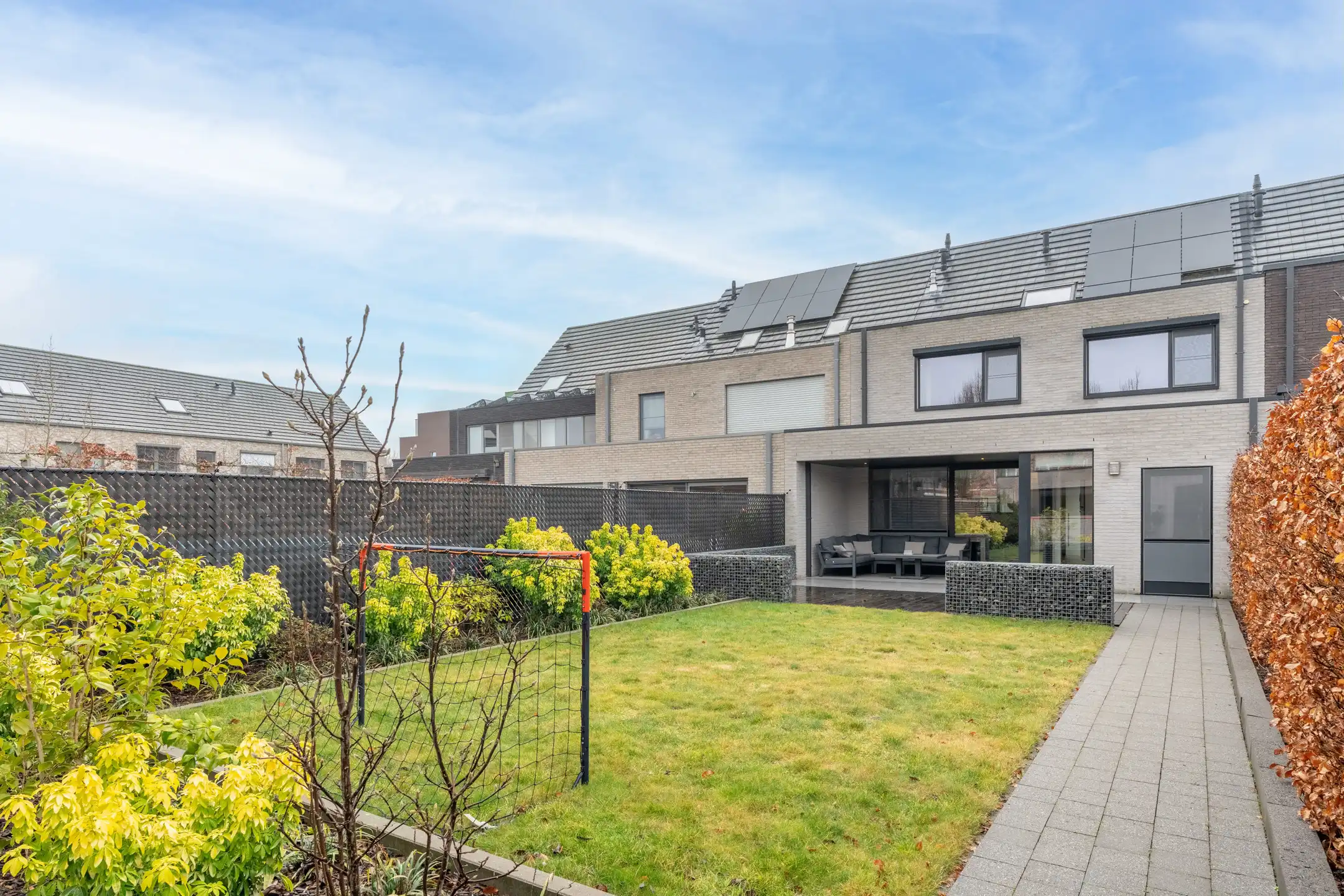 Ruime moderne woning met garage en tuin nabij het centrum van Turnhout. foto 2
