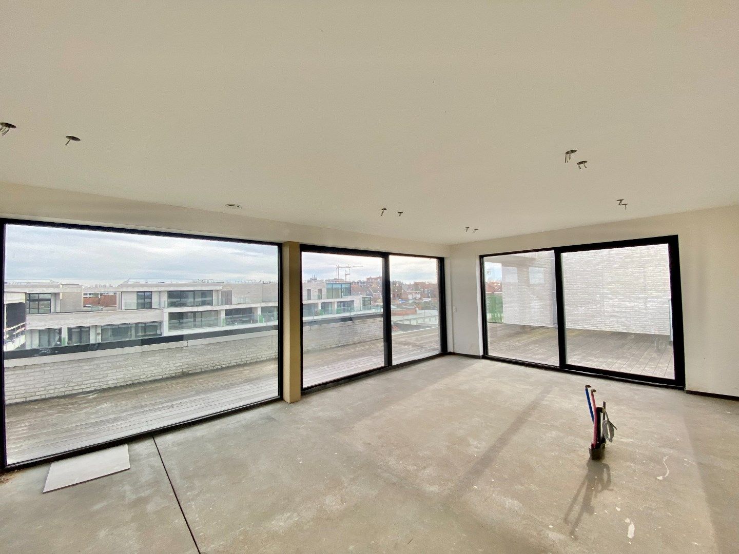 LUXE PENTHOUSE (141M²) MET PRIVATE LIFT, 2 SLPKS EN RUIM TERRAS (95M²) foto 3