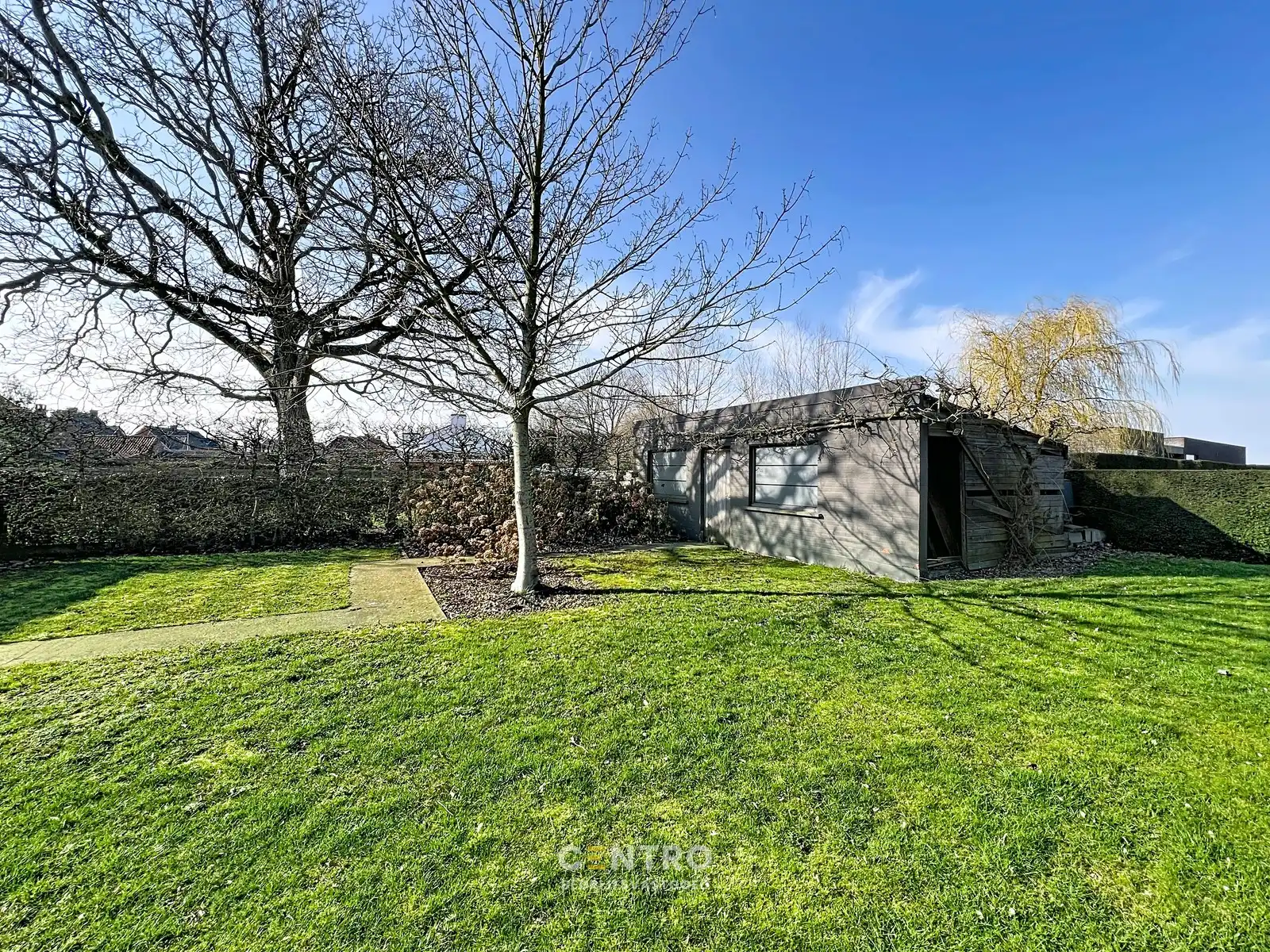 Veelzijdig handelspand met luxewoning, showroom met kantoor (kantoor, winkel, vrij beroep,...), magazijnen en garages. foto 8