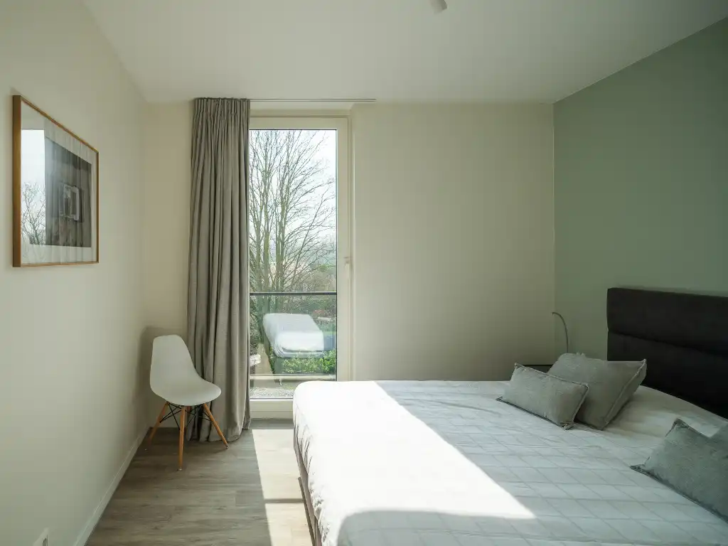 Lichtrijke penthouse met 3 slaapkamers, ruim zonneterras en twee overdekte staanplaatsen met groen uitzicht op fietsafstand van het centrum van Gent. foto 14